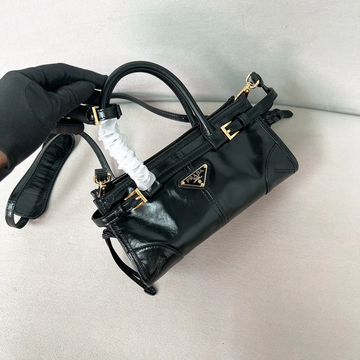 💰1560✨New first launch✨2025 waxed leather LuxSoft-Bonnie handbag mini size 1BA486 Hot-selling LuxSoft-Bonnie handbag Retro waxed leather with gold hardware Iconic triangle logo Comes with a long shoulder strap Can be carried on one shoulder or crossbody The fashionable feel is straight forward The design is casual, simple, refined and practical A retro style bag suitable for daily travel The upper body is really cool and sassy, retro➕fashionable and instant. Size 23.5*12*9​