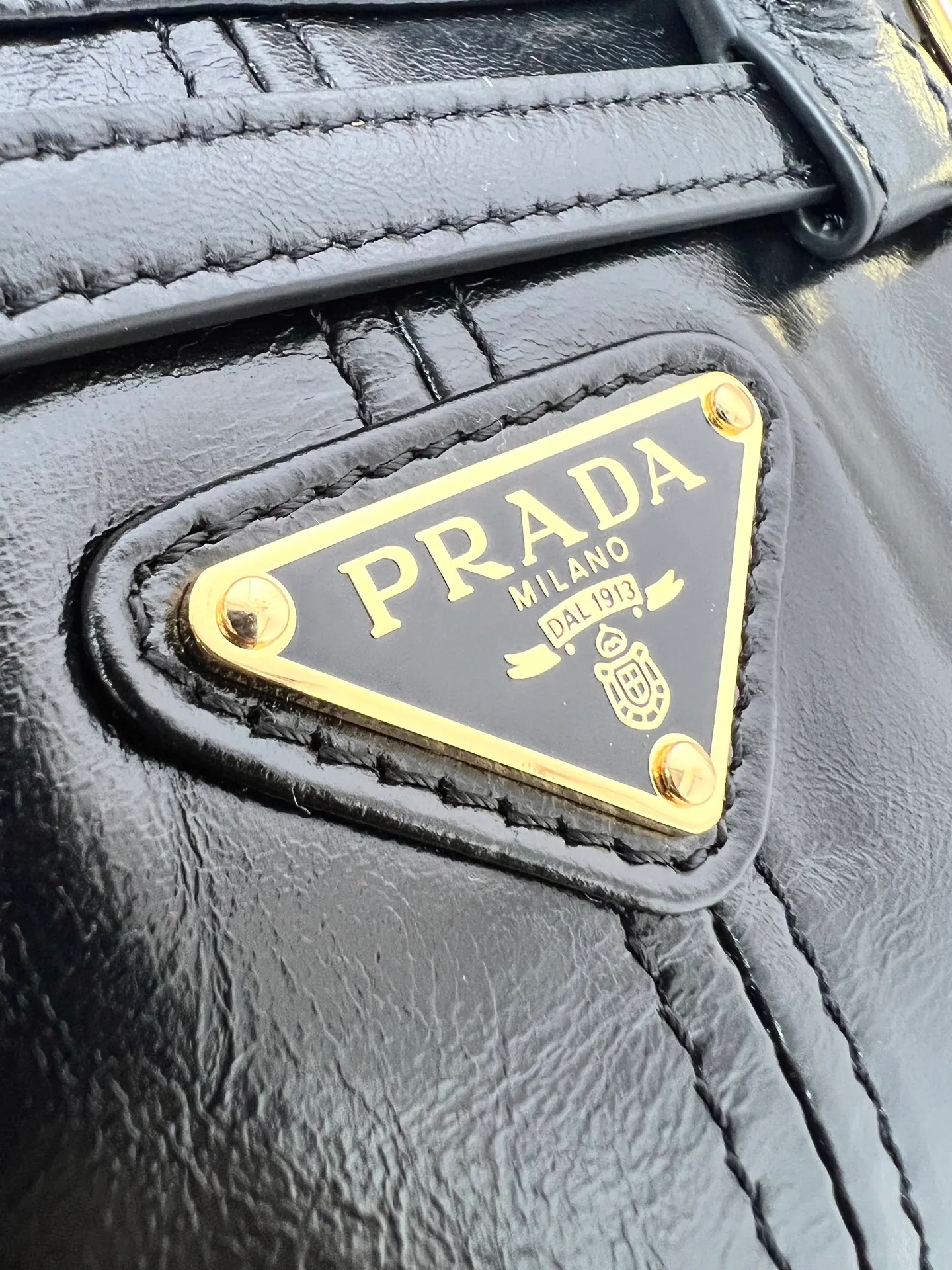 💰1560✨New first launch✨2025 waxed leather LuxSoft-Bonnie handbag mini size 1BA486 Hot-selling LuxSoft-Bonnie handbag Retro waxed leather with gold hardware Iconic triangle logo Comes with a long shoulder strap Can be carried on one shoulder or crossbody The fashionable feel is straight forward The design is casual, simple, refined and practical A retro style bag suitable for daily travel The upper body is really cool and sassy, retro➕fashionable and instant. Size 23.5*12*9​