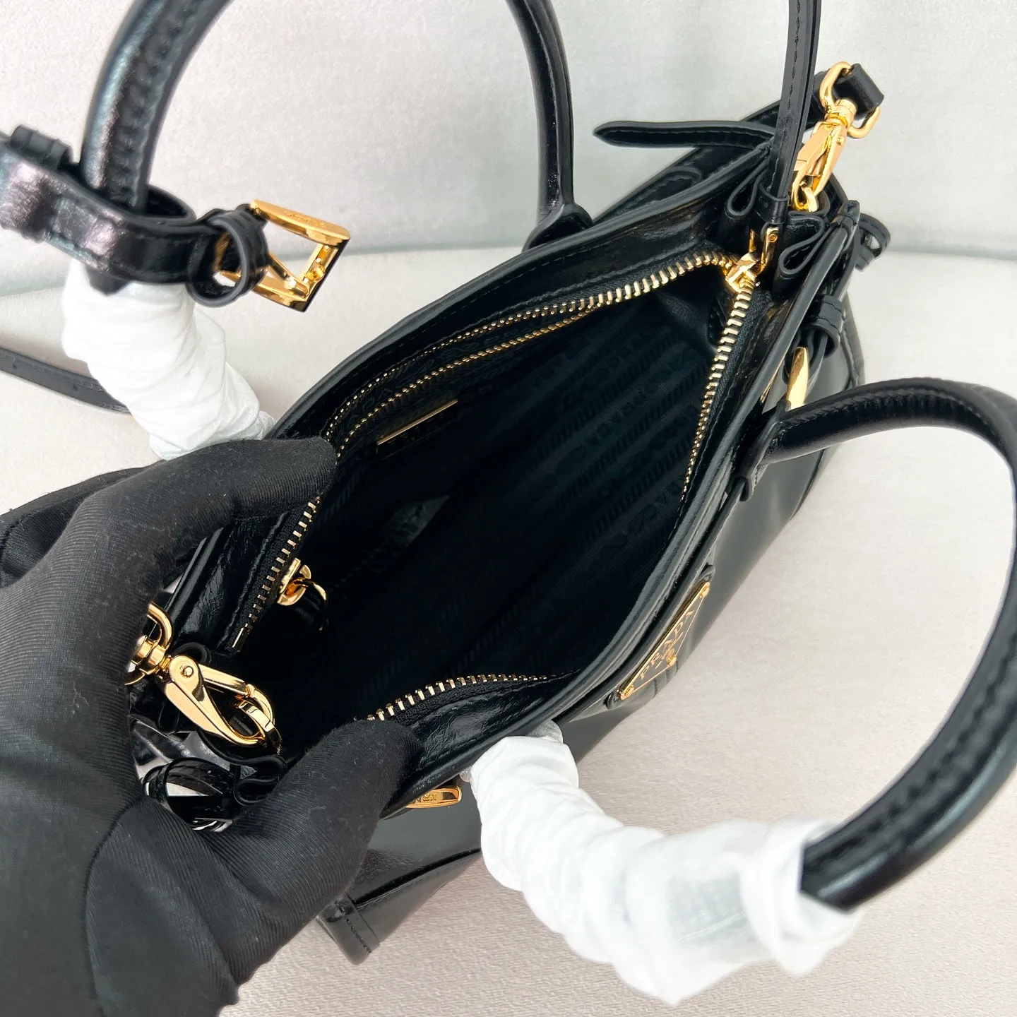 💰1560✨New first launch✨2025 waxed leather LuxSoft-Bonnie handbag mini size 1BA486 Hot-selling LuxSoft-Bonnie handbag Retro waxed leather with gold hardware Iconic triangle logo Comes with a long shoulder strap Can be carried on one shoulder or crossbody The fashionable feel is straight forward The design is casual, simple, refined and practical A retro style bag suitable for daily travel The upper body is really cool and sassy, retro➕fashionable and instant. Size 23.5*12*9​
