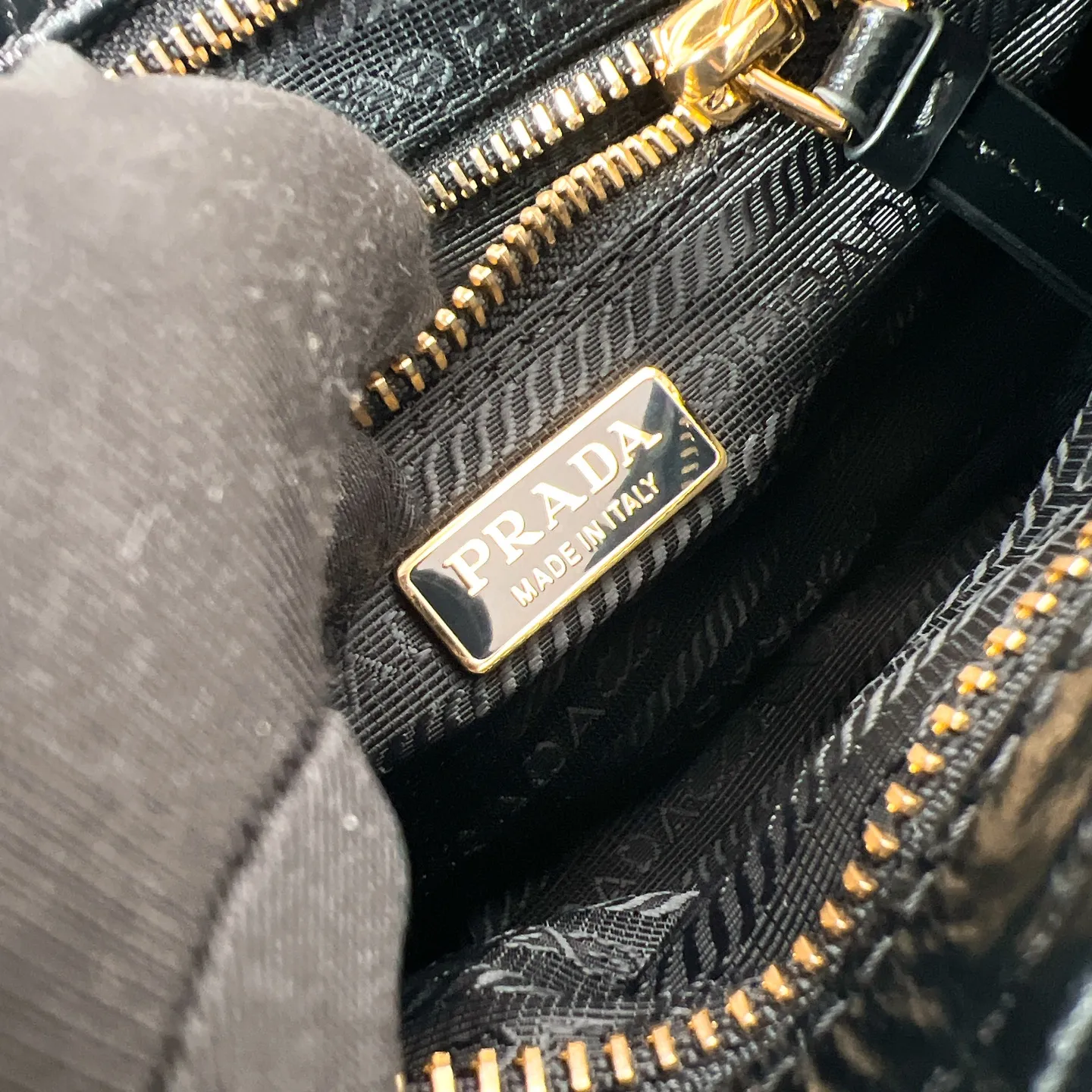 💰1560✨New first launch✨2025 waxed leather LuxSoft-Bonnie handbag mini size 1BA486 Hot-selling LuxSoft-Bonnie handbag Retro waxed leather with gold hardware Iconic triangle logo Comes with a long shoulder strap Can be carried on one shoulder or crossbody The fashionable feel is straight forward The design is casual, simple, refined and practical A retro style bag suitable for daily travel The upper body is really cool and sassy, retro➕fashionable and instant. Size 23.5*12*9​