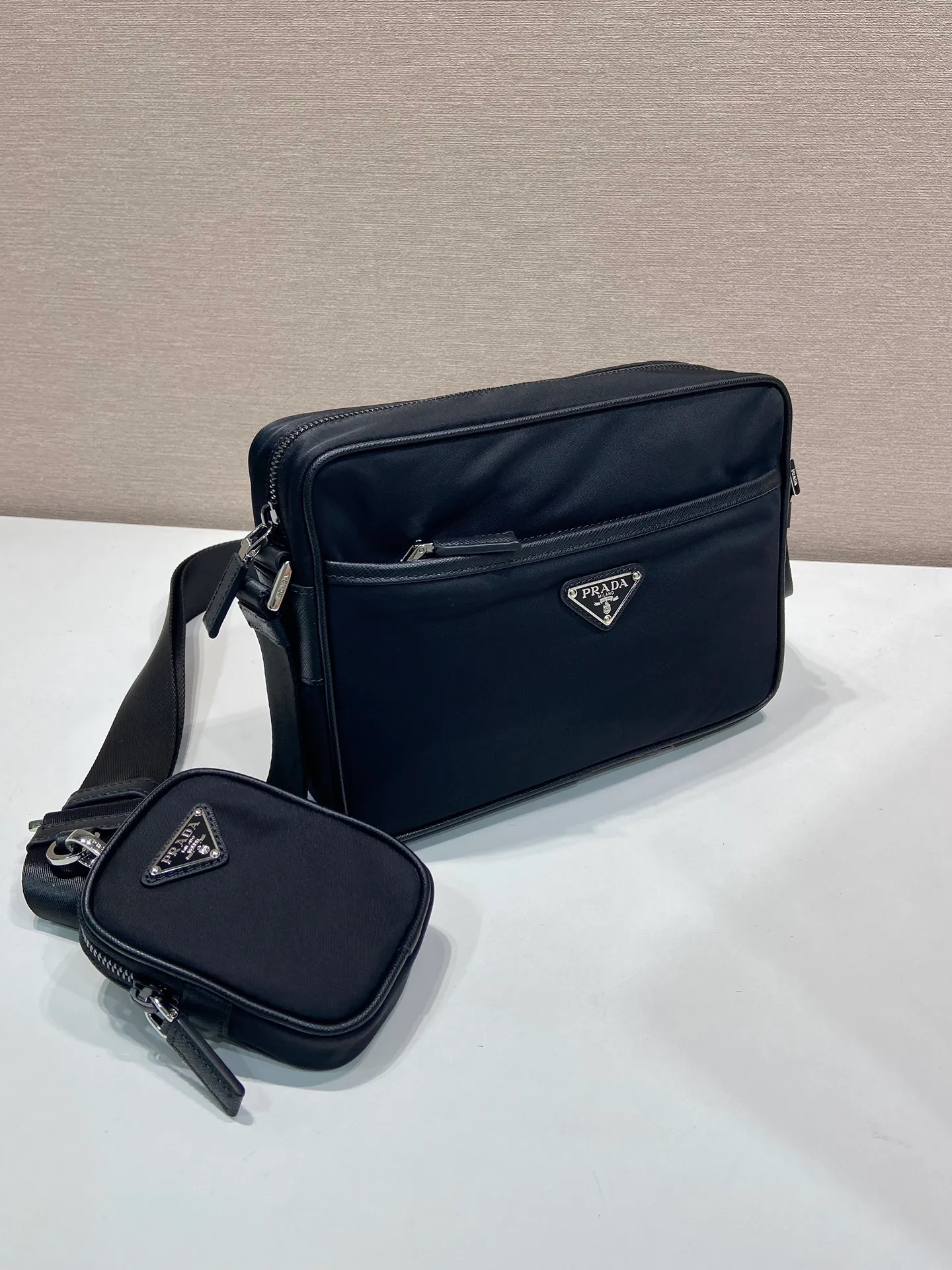 💰960🎉Classic new style🎉Upgraded version 2VH048 has arrived👏👏Original item👍👍Made of imported nylon material, Saffiano leather decoration, polished steel surface metal accessories, adjustable fabric shoulder strap, detachable nylon hanging pouch (can also hang other bags Decoration on the top), enamel triangle logo on the outside, logo logo on the inside, zipper closure on the top, zipper pocket on the front, and a zipper pocket inside, light and practical, and a popular style that will never go out of style👍👍Length 23x Height 16x Bottom 7cm👍👍👍💰💰💰