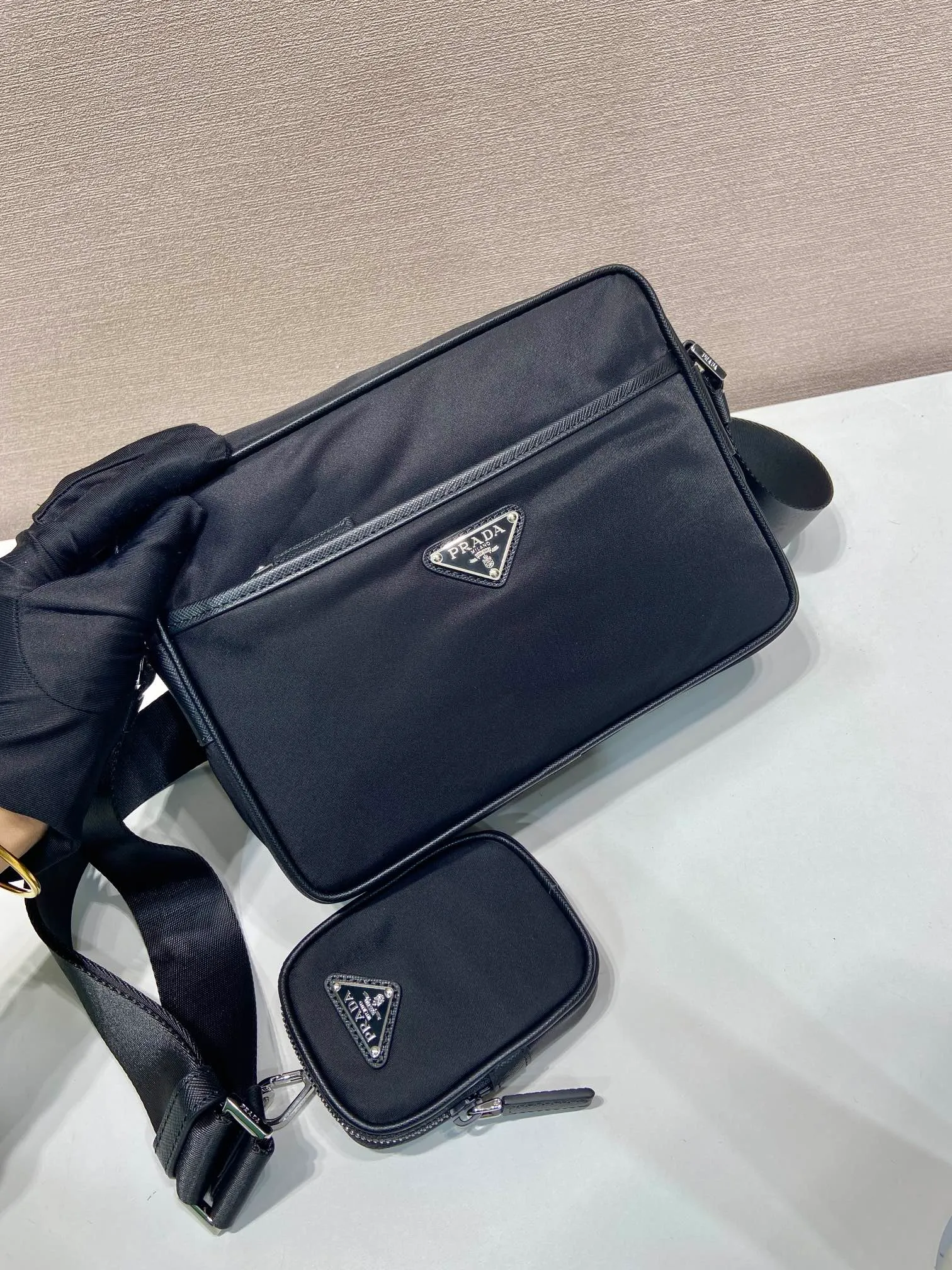 💰960🎉Classic new style🎉Upgraded version 2VH048 has arrived👏👏Original item👍👍Made of imported nylon material, Saffiano leather decoration, polished steel surface metal accessories, adjustable fabric shoulder strap, detachable nylon hanging pouch (can also hang other bags Decoration on the top), enamel triangle logo on the outside, logo logo on the inside, zipper closure on the top, zipper pocket on the front, and a zipper pocket inside, light and practical, and a popular style that will never go out of style👍👍Length 23x Height 16x Bottom 7cm👍👍👍💰💰💰
