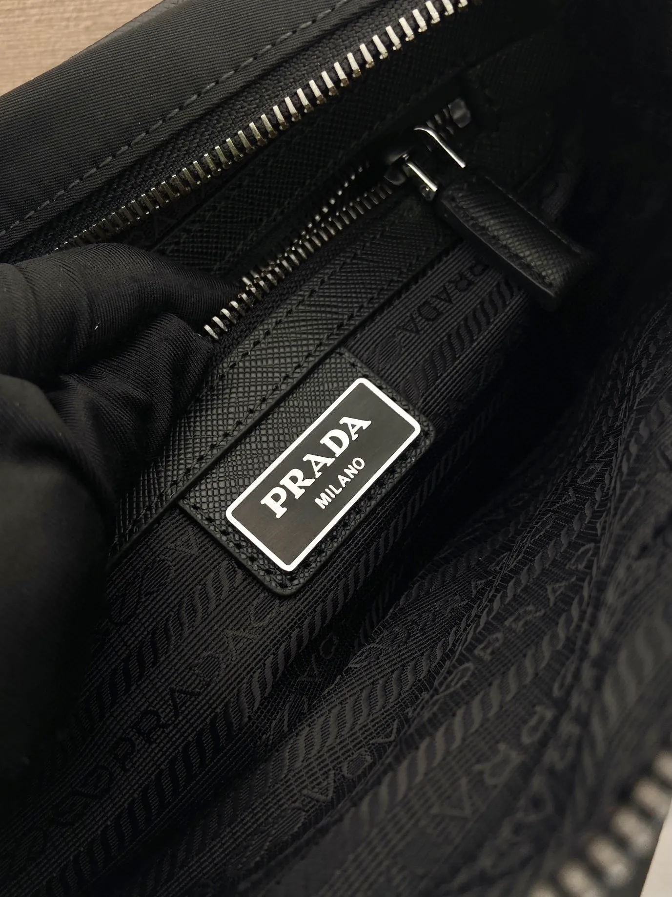 💰960🎉Classic new style🎉Upgraded version 2VH048 has arrived👏👏Original item👍👍Made of imported nylon material, Saffiano leather decoration, polished steel surface metal accessories, adjustable fabric shoulder strap, detachable nylon hanging pouch (can also hang other bags Decoration on the top), enamel triangle logo on the outside, logo logo on the inside, zipper closure on the top, zipper pocket on the front, and a zipper pocket inside, light and practical, and a popular style that will never go out of style👍👍Length 23x Height 16x Bottom 7cm👍👍👍💰💰💰