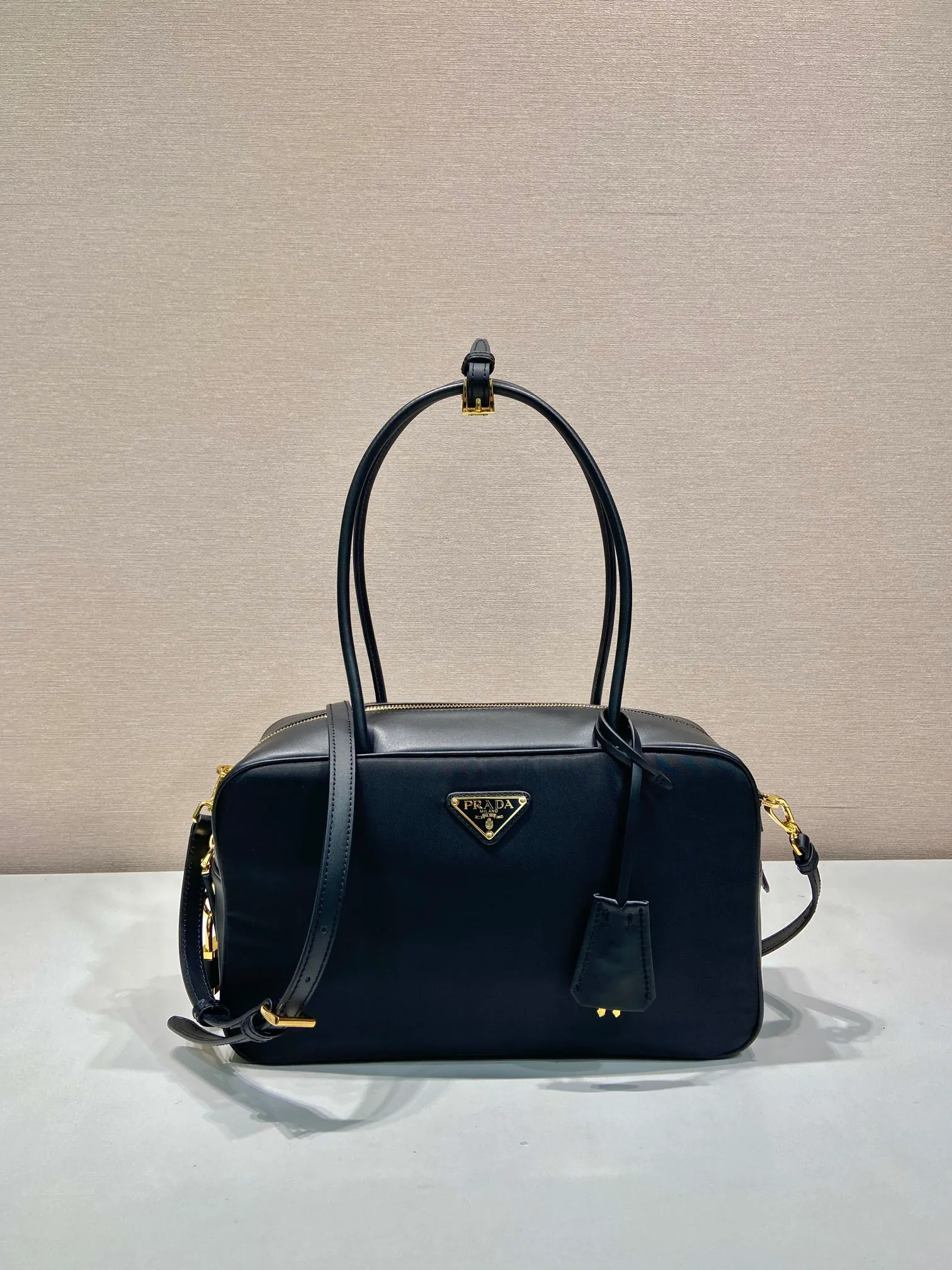 💰1300🎉New style🎉1BB132 nylon lock bag🎉🎉 This Tessuto Tocker handbag has a crisp and compact shape. It is made of regenerated nylon (Re-Nylon) and imported calfskin. It is equipped with a detachable long shoulder strap, which is exquisite and elegant. Finished with metal hardware, a zipper and favorite padlock closure add a chic touch. It has a large capacity and space, and it is a popular model that will always be popular🎉Hurry up and get it🎉🎉 Length 30x Height 17.5x Bottom 10cm🎉🎉🎉👏👏👏