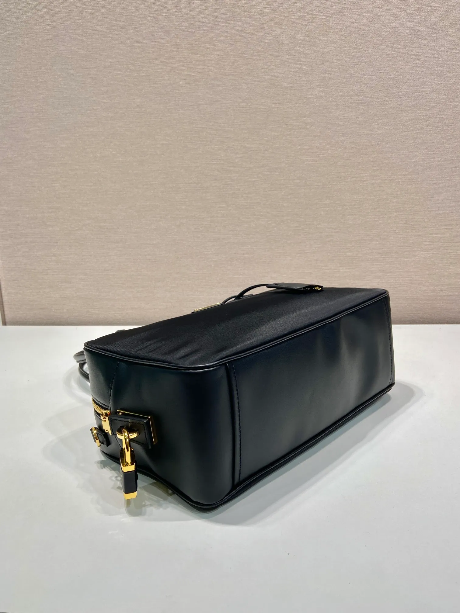 💰1300🎉New style🎉1BB132 nylon lock bag🎉🎉 This Tessuto Tocker handbag has a crisp and compact shape. It is made of regenerated nylon (Re-Nylon) and imported calfskin. It is equipped with a detachable long shoulder strap, which is exquisite and elegant. Finished with metal hardware, a zipper and favorite padlock closure add a chic touch. It has a large capacity and space, and it is a popular model that will always be popular🎉Hurry up and get it🎉🎉 Length 30x Height 17.5x Bottom 10cm🎉🎉🎉👏👏👏