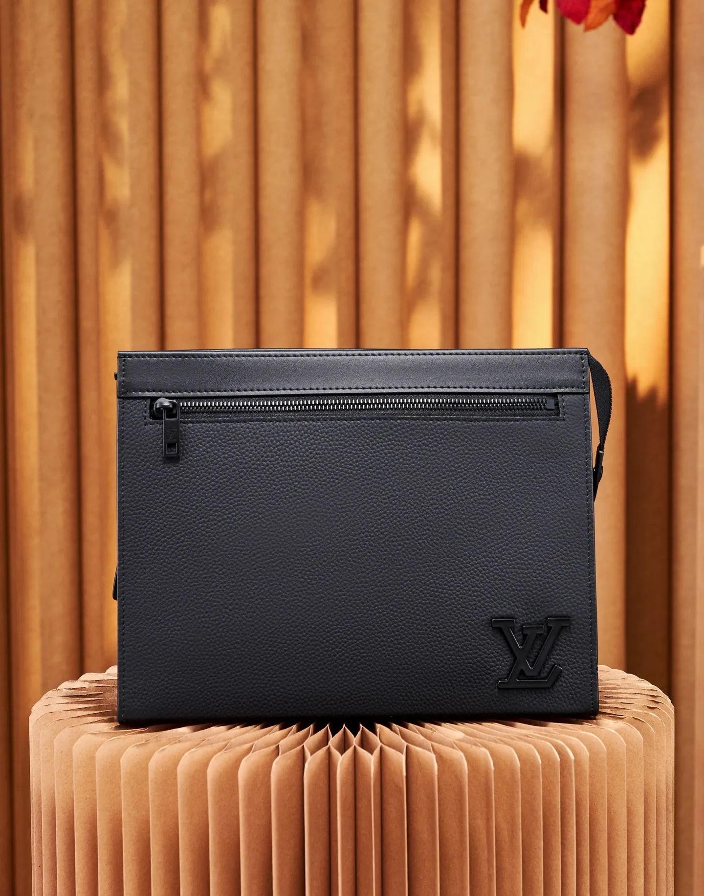 P¥800👉nfc163C01 dynamic chip version👈【Top inspection-free】M59329 cross-body bag, dual-use MESSENGER VOYAGE handbag, new Messenger Voyage handbag reinterprets the classic design of Louis Vuitton Pochette Voyage clutch with avant-garde modular concept. Aerogram leather is cut into a slim profile and features metallic LV lettering. The detachable tag on the shoulder strap doubles as a card holder for touch-free payment. 28 x 21 x 6 cm (length x height x width)
