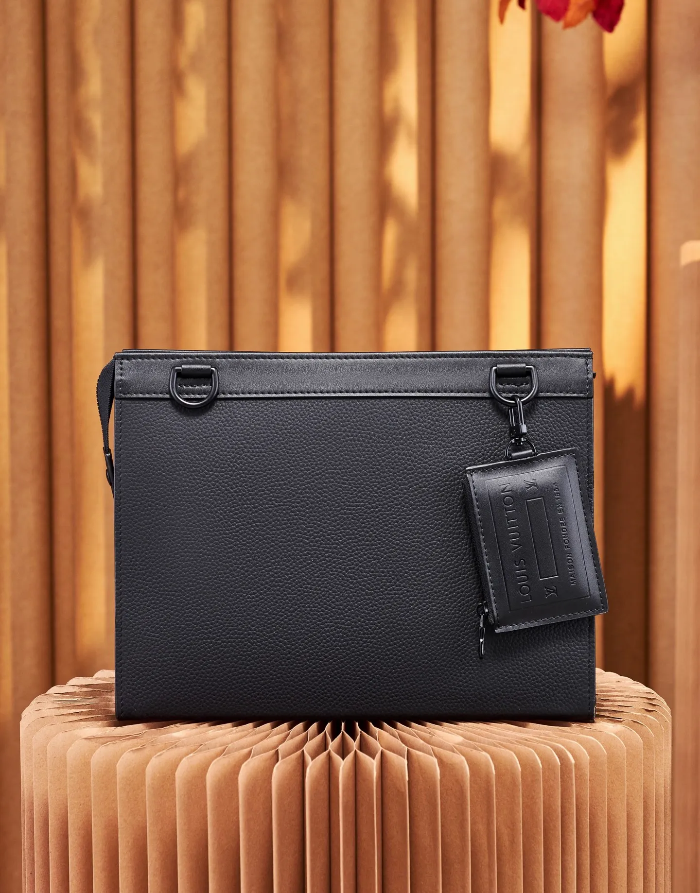 P¥800👉nfc163C01 dynamic chip version👈【Top inspection-free】M59329 cross-body bag, dual-use MESSENGER VOYAGE handbag, new Messenger Voyage handbag reinterprets the classic design of Louis Vuitton Pochette Voyage clutch with avant-garde modular concept. Aerogram leather is cut into a slim profile and features metallic LV lettering. The detachable tag on the shoulder strap doubles as a card holder for touch-free payment. 28 x 21 x 6 cm (length x height x width)