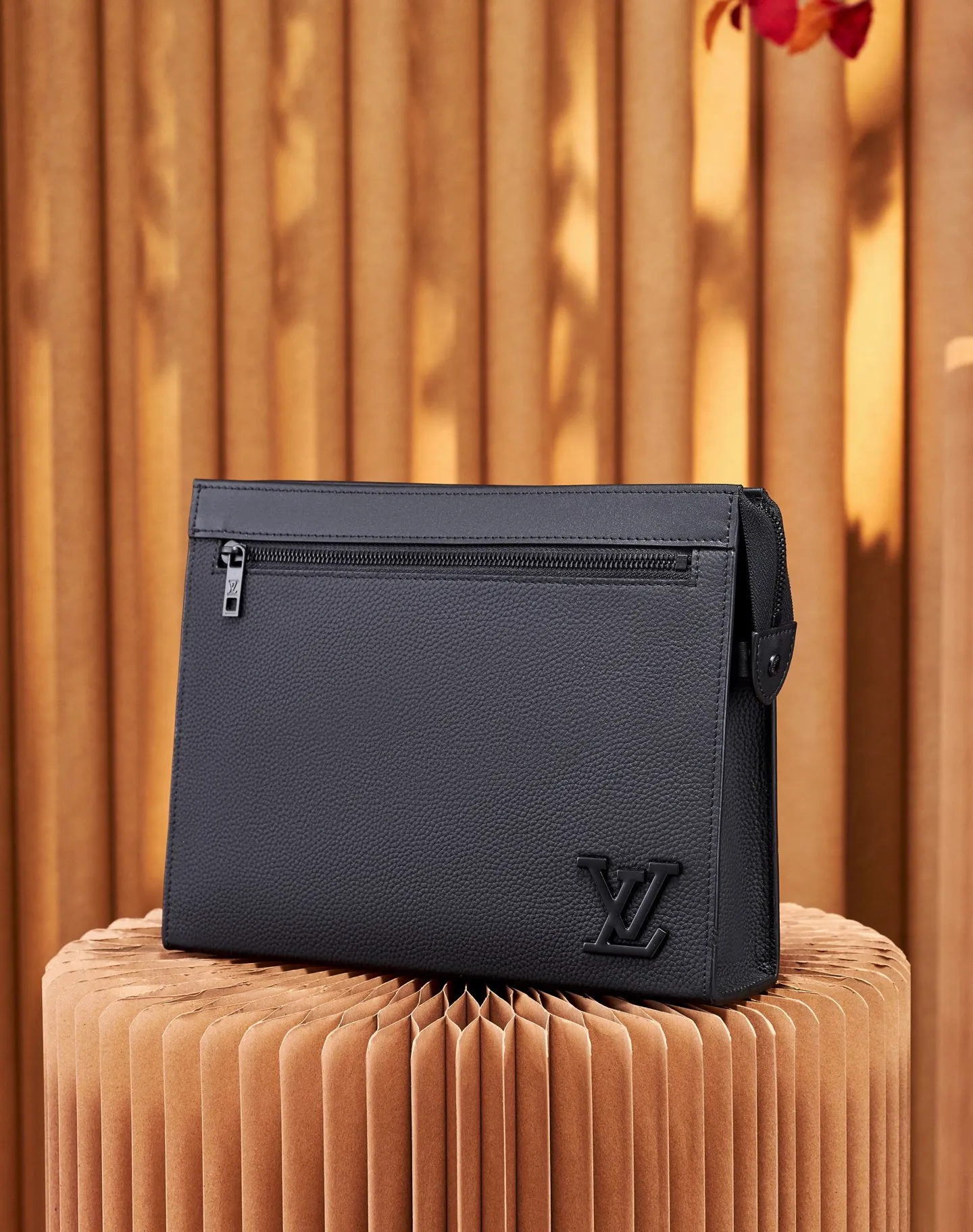 P¥800👉nfc163C01 dynamic chip version👈【Top inspection-free】M59329 cross-body bag, dual-use MESSENGER VOYAGE handbag, new Messenger Voyage handbag reinterprets the classic design of Louis Vuitton Pochette Voyage clutch with avant-garde modular concept. Aerogram leather is cut into a slim profile and features metallic LV lettering. The detachable tag on the shoulder strap doubles as a card holder for touch-free payment. 28 x 21 x 6 cm (length x height x width)