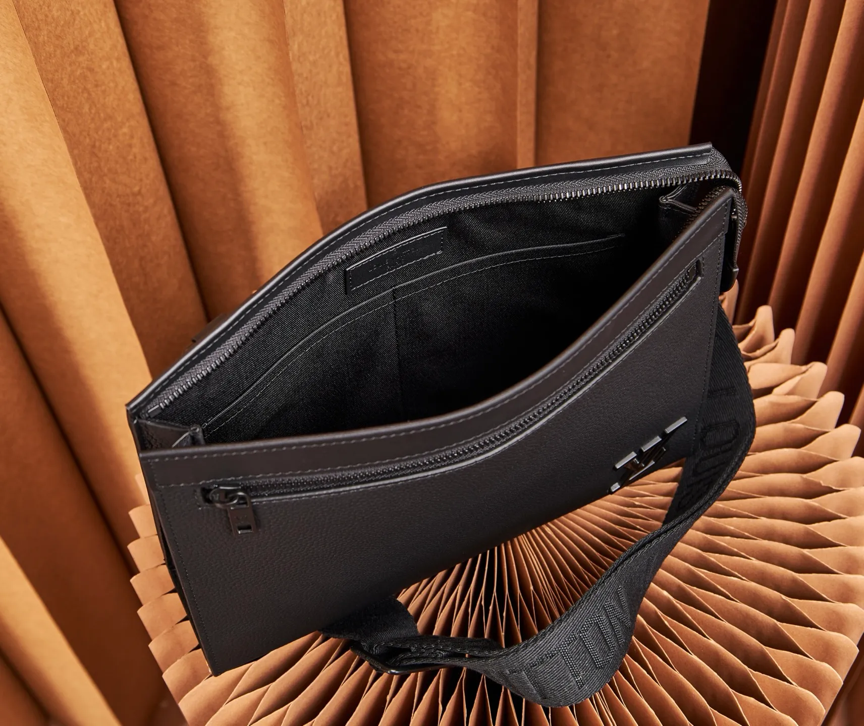 P¥800👉nfc163C01 dynamic chip version👈【Top inspection-free】M59329 cross-body bag, dual-use MESSENGER VOYAGE handbag, new Messenger Voyage handbag reinterprets the classic design of Louis Vuitton Pochette Voyage clutch with avant-garde modular concept. Aerogram leather is cut into a slim profile and features metallic LV lettering. The detachable tag on the shoulder strap doubles as a card holder for touch-free payment. 28 x 21 x 6 cm (length x height x width)