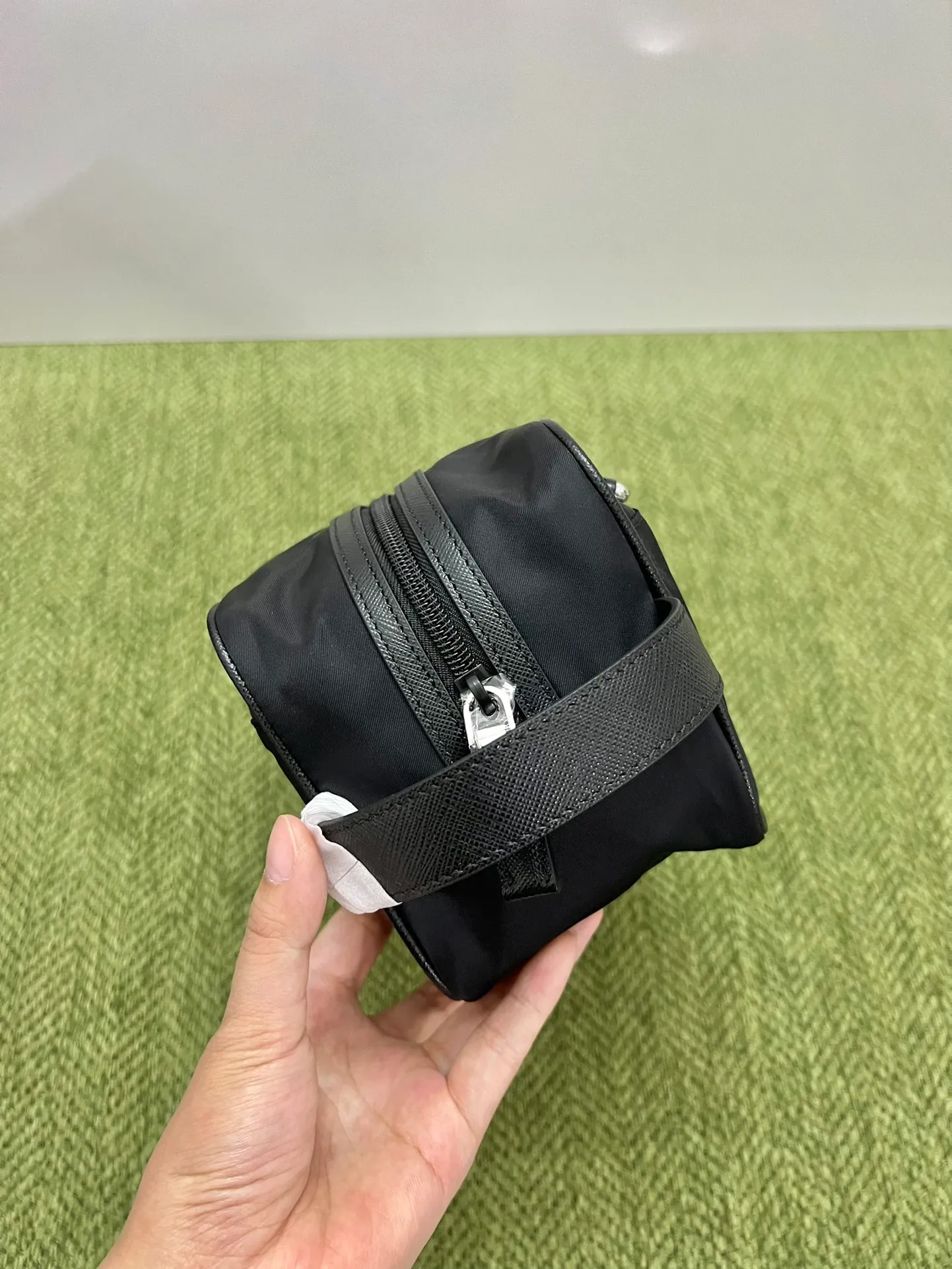 💰760, Prada toiletry bag/storage bag 2NA819, made of regenerated nylon and leather, with a zipper on the top and decorated with an enameled triangle logo and Saffiano leather details. This leather is made of imported original leather, leather handles, zipper closure, two external zippered pockets, and internal zippered pockets! Stylish and practical. Size: 22X12.5X11cm
