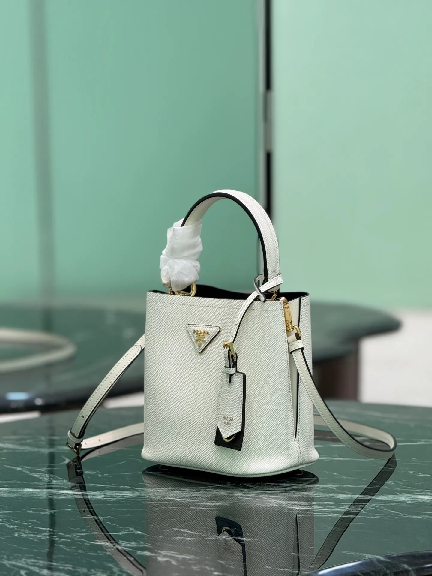💰1700🌟 Classic bucket bag (new tag) Saffiano leather material Leather handles Detachable and adjustable leather shoulder strap Detachable leather name tag with metal logo Leather-covered central opening with magnetic buckle Saffiano leather triangle logo Contrast color nappa leather lining Size: 18×17×10.5cm Style number: 1BA217 (mini size)