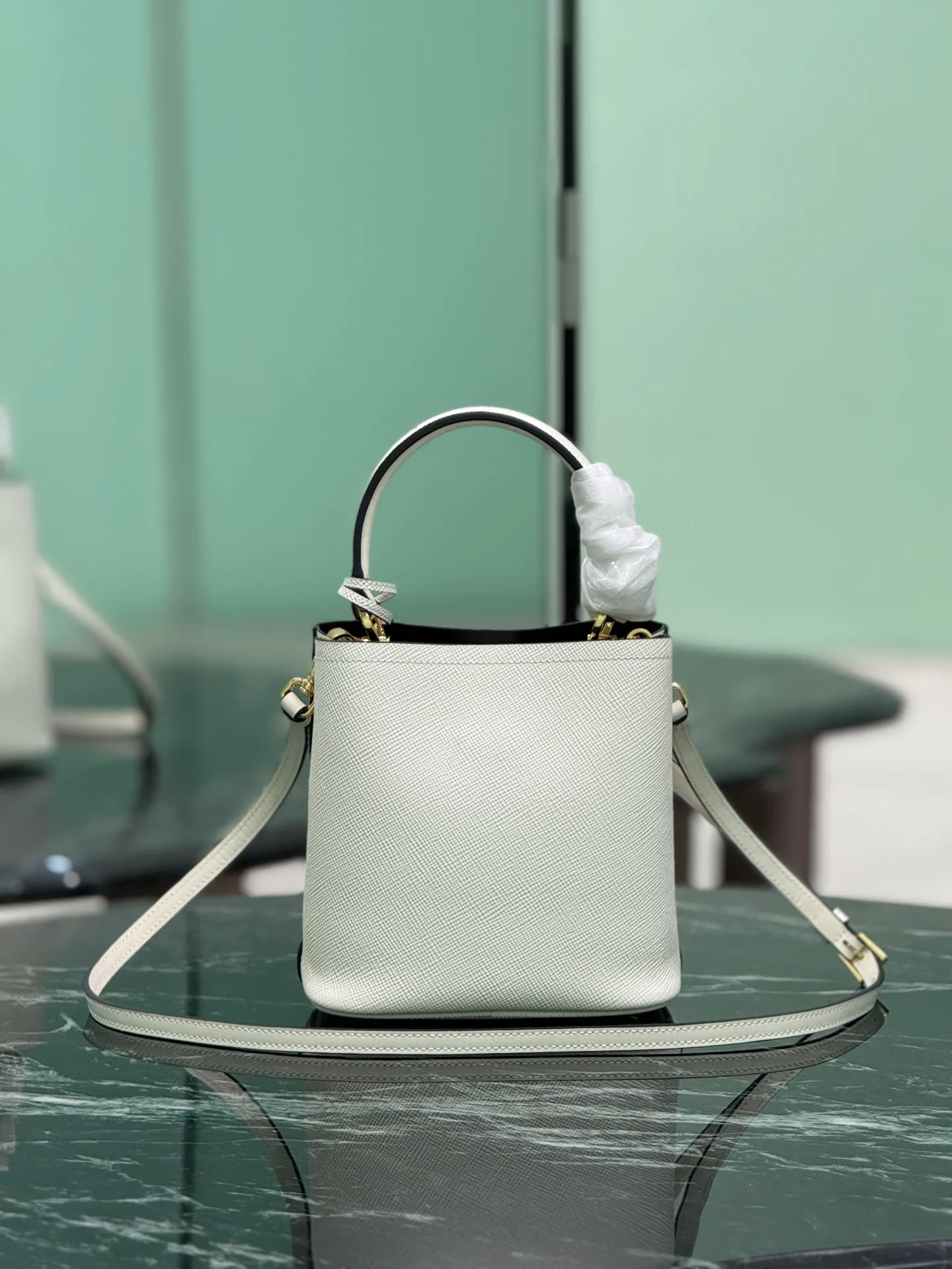 💰1700🌟 Classic bucket bag (new tag) Saffiano leather material Leather handles Detachable and adjustable leather shoulder strap Detachable leather name tag with metal logo Leather-covered central opening with magnetic buckle Saffiano leather triangle logo Contrast color nappa leather lining Size: 18×17×10.5cm Style number: 1BA217 (mini size)