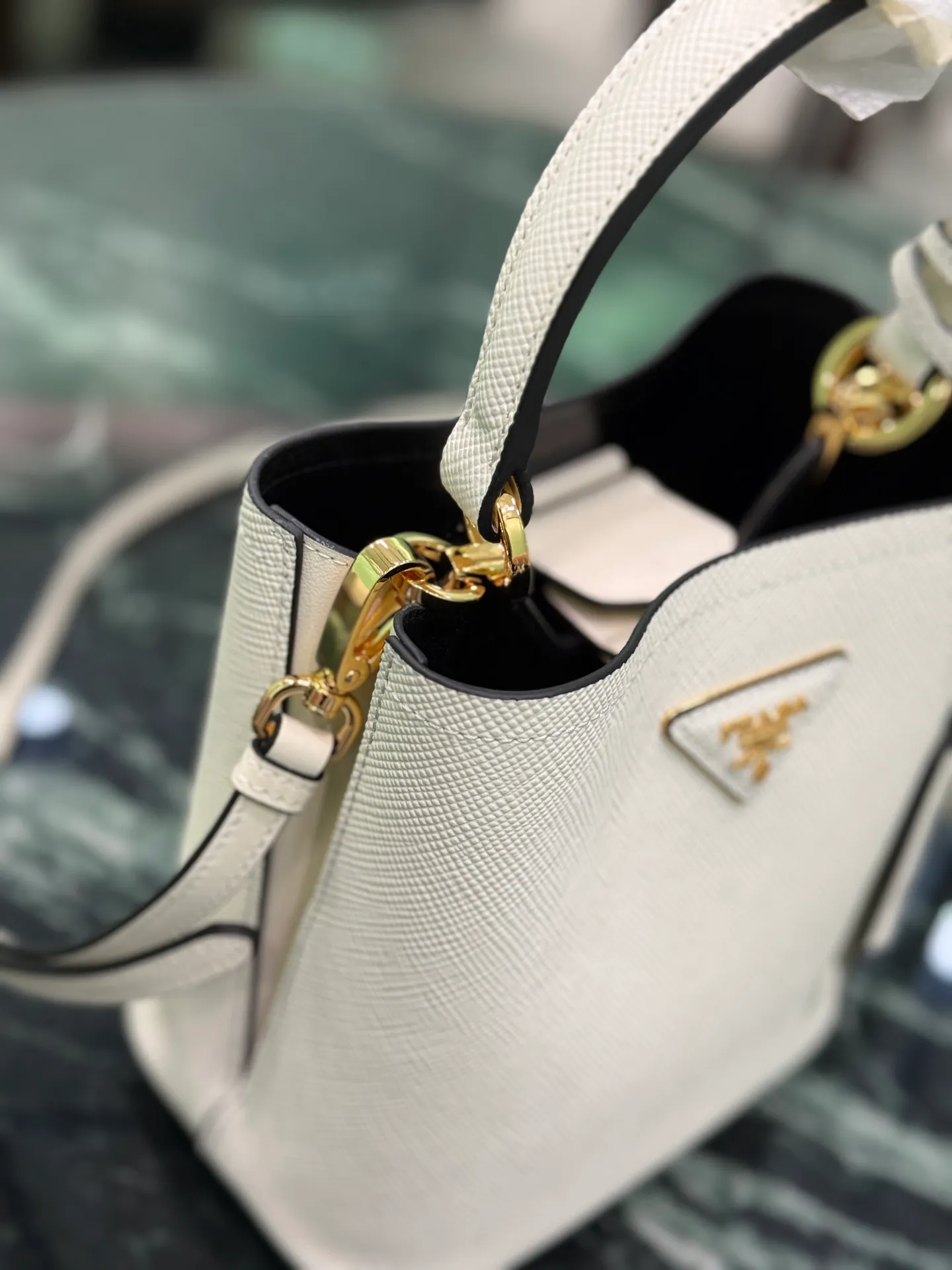 💰1700🌟 Classic bucket bag (new tag) Saffiano leather material Leather handles Detachable and adjustable leather shoulder strap Detachable leather name tag with metal logo Leather-covered central opening with magnetic buckle Saffiano leather triangle logo Contrast color nappa leather lining Size: 18×17×10.5cm Style number: 1BA217 (mini size)