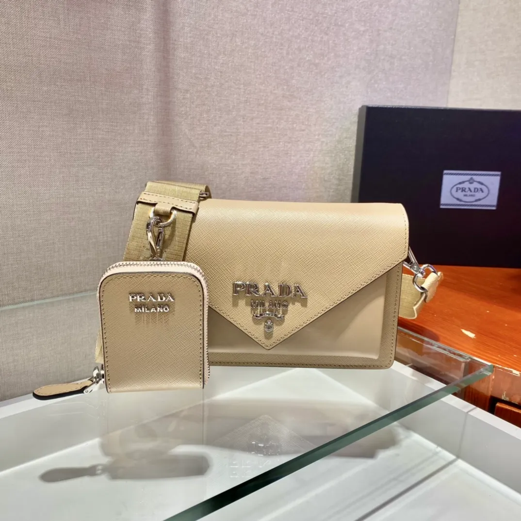 💰1320🎉New three-in-one🎉1BP40A👏👏 This mini envelope bag is equipped with a front flap, and the iconic lettering logo is embellished on the front, making the brand style clearly visible. The magnetic buckle closure design is classic, and the shoulder strap allows it to be transformed into a crossbody bag or a shoulder bag. It is versatile and can be used as a handbag. It is lined in soft sheepskin and equipped with a small pocket with a removable mirror. The design is quite thoughtful. Simple and fashionable, babies, hurry up and get it🎉🎉🎉👏👏👏👏 Length 20x Height 12x Bottom 4cm