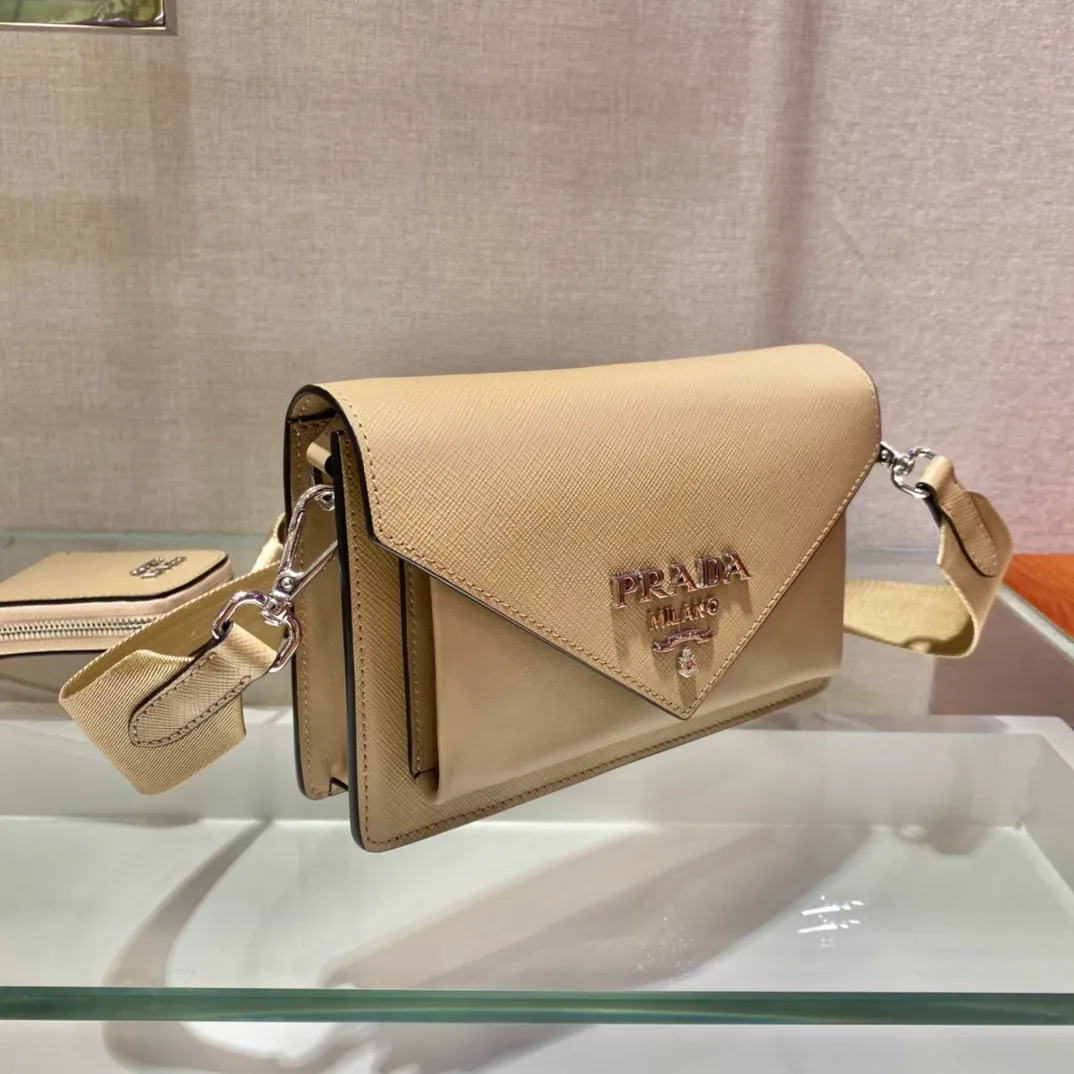 💰1320🎉New three-in-one🎉1BP40A👏👏 This mini envelope bag is equipped with a front flap, and the iconic lettering logo is embellished on the front, making the brand style clearly visible. The magnetic buckle closure design is classic, and the shoulder strap allows it to be transformed into a crossbody bag or a shoulder bag. It is versatile and can be used as a handbag. It is lined in soft sheepskin and equipped with a small pocket with a removable mirror. The design is quite thoughtful. Simple and fashionable, babies, hurry up and get it🎉🎉🎉👏👏👏👏 Length 20x Height 12x Bottom 4cm