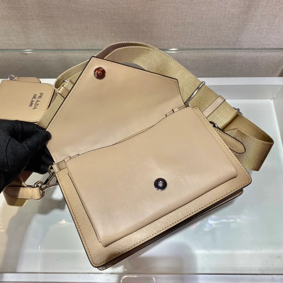💰1320🎉New three-in-one🎉1BP40A👏👏 This mini envelope bag is equipped with a front flap, and the iconic lettering logo is embellished on the front, making the brand style clearly visible. The magnetic buckle closure design is classic, and the shoulder strap allows it to be transformed into a crossbody bag or a shoulder bag. It is versatile and can be used as a handbag. It is lined in soft sheepskin and equipped with a small pocket with a removable mirror. The design is quite thoughtful. Simple and fashionable, babies, hurry up and get it🎉🎉🎉👏👏👏👏 Length 20x Height 12x Bottom 4cm