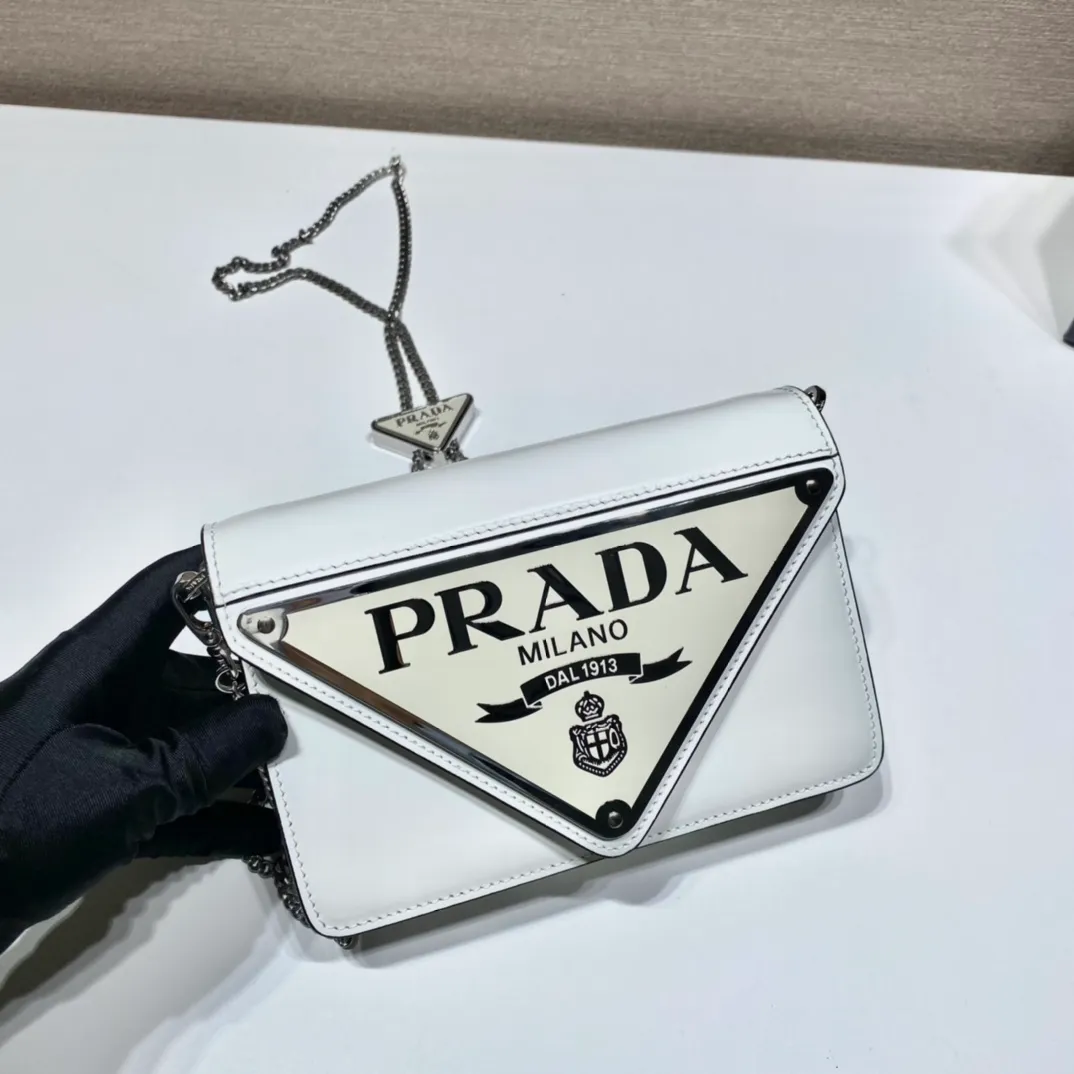 💰1300🎉Large triangle flap🎉1BH189🎉The large triangle logo was originally designed by Mario, which highlights the trendy style of the bag. It is equipped with an adjustable and detachable chain shoulder strap (110 long), which is simple and elegant😘giving the bag a distinctive modern style. So beautiful😘The upper body effect is cool and generous👏🏻👏🏻Hurry up and get it🎉🎉 Length 17x Height 9.5x Bottom 3.5cm