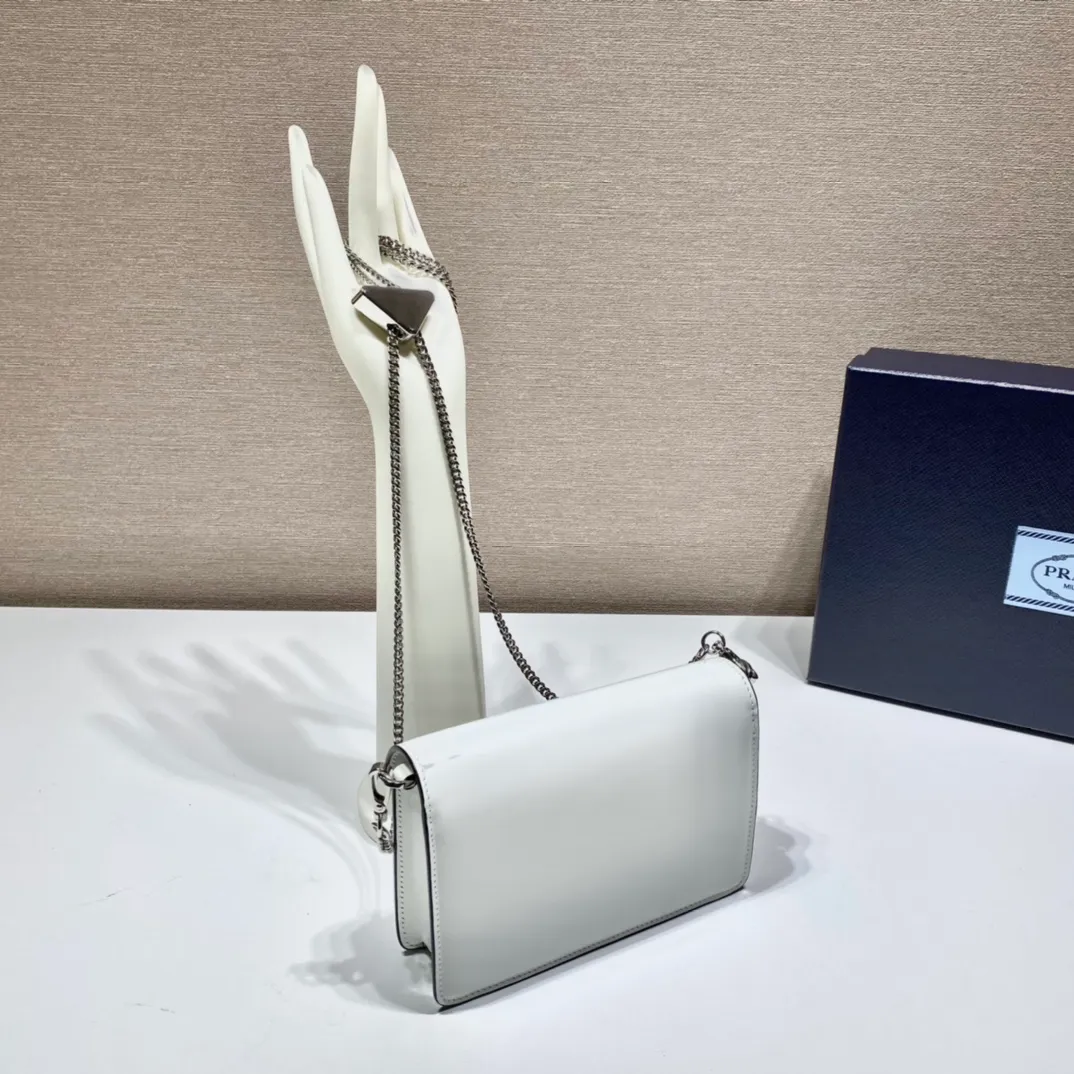 💰1300🎉Large triangle flap🎉1BH189🎉The large triangle logo was originally designed by Mario, which highlights the trendy style of the bag. It is equipped with an adjustable and detachable chain shoulder strap (110 long), which is simple and elegant😘giving the bag a distinctive modern style. So beautiful😘The upper body effect is cool and generous👏🏻👏🏻Hurry up and get it🎉🎉 Length 17x Height 9.5x Bottom 3.5cm