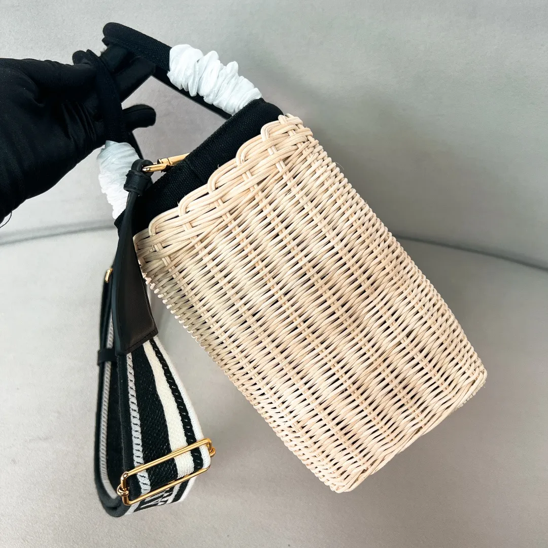 💰1700✨New product launch✨New straw woven vegetable basket 1BG835, great choice for travel and vacation🏖️Handmade with raffia. Light and natural material expresses summer mood. Metal engraved triangle logo on the front. Equipped with exquisite handles and embroidered shoulder straps. Super large capacity and very light weight. It can be carried on the shoulder or shoulder. The new favorite of fashion trendsetters. The perfect details are comparable to brick cabinets. Super 5🌟reviews Size: 26*18*11.5cm