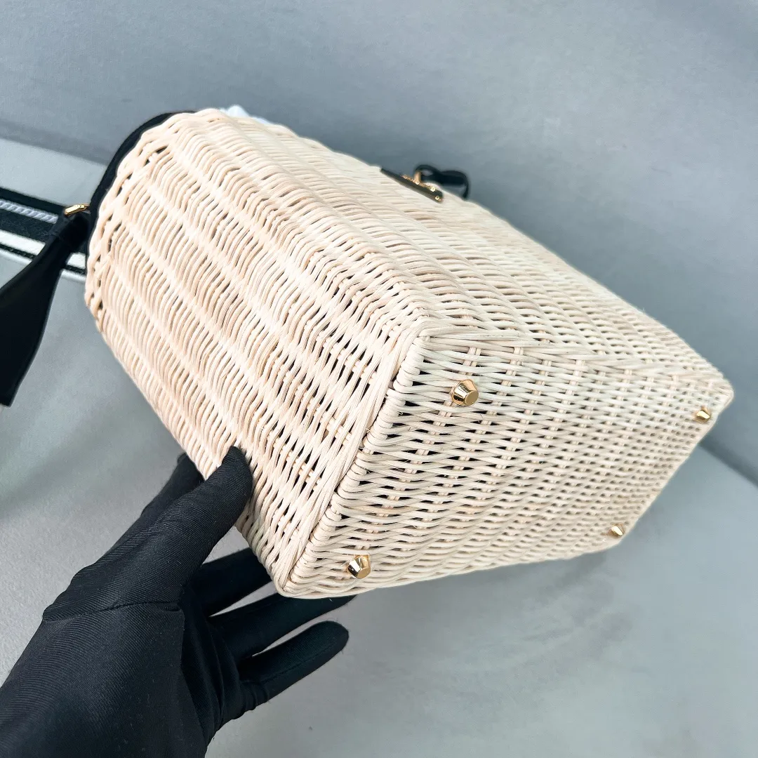 💰1700✨New product launch✨New straw woven vegetable basket 1BG835, great choice for travel and vacation🏖️Handmade with raffia. Light and natural material expresses summer mood. Metal engraved triangle logo on the front. Equipped with exquisite handles and embroidered shoulder straps. Super large capacity and very light weight. It can be carried on the shoulder or shoulder. The new favorite of fashion trendsetters. The perfect details are comparable to brick cabinets. Super 5🌟reviews Size: 26*18*11.5cm