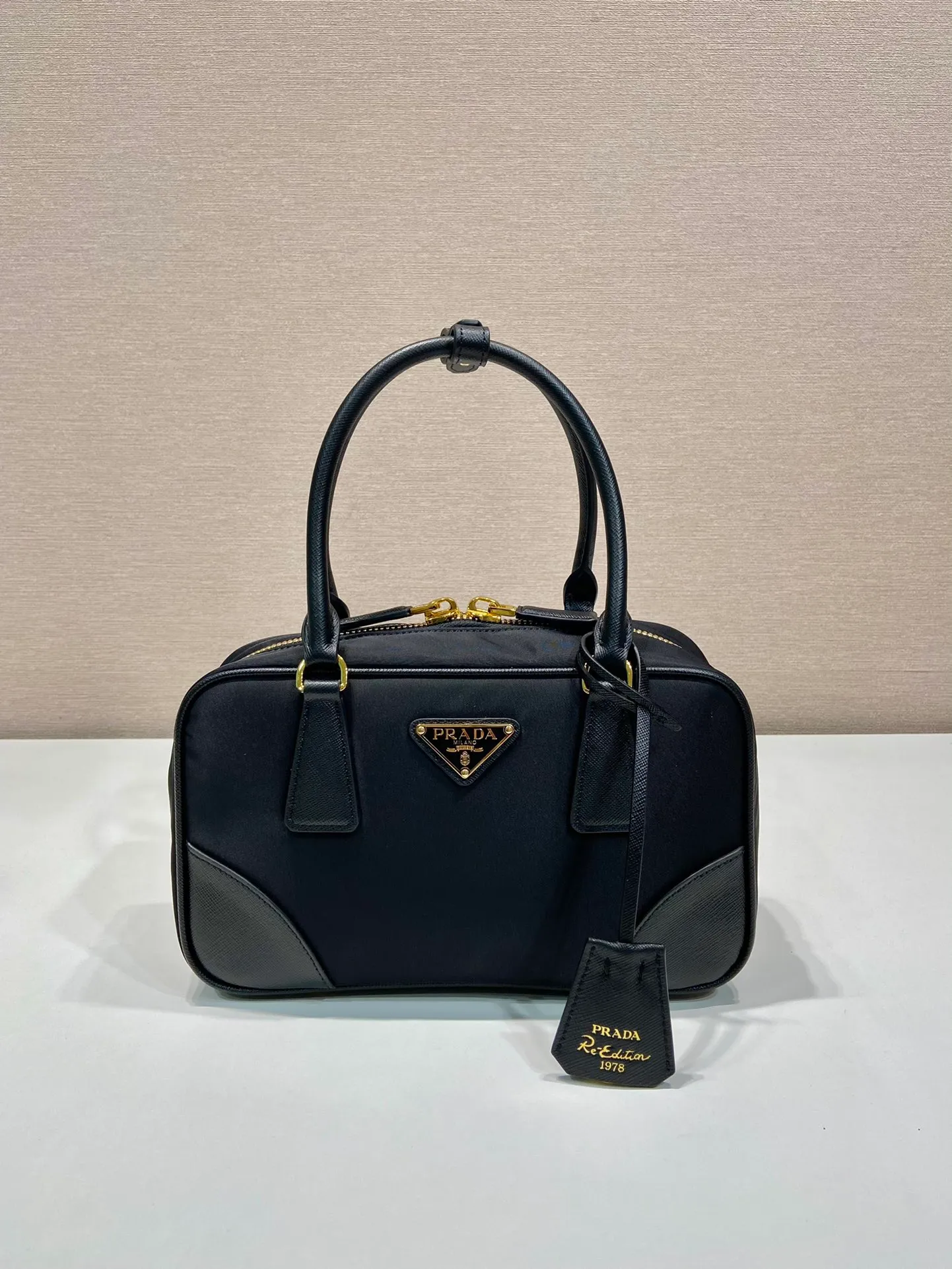 💰1360🎉New second-hand bag🎉1BB121 small🎉🎉 This double handle handbag is made of regenerated nylon, incorporating unique style elements and exquisite Saffiano leather details, completely subverting people's traditional perception of luxury goods. Practical design embellishments and exquisite details add a unique charm. Large capacity, practical and elegant👏Another popular style that will never go out of style🎉🎉 Length 25 height 14.5x bottom 7.5cm👏👏👏🎉🎉🎉