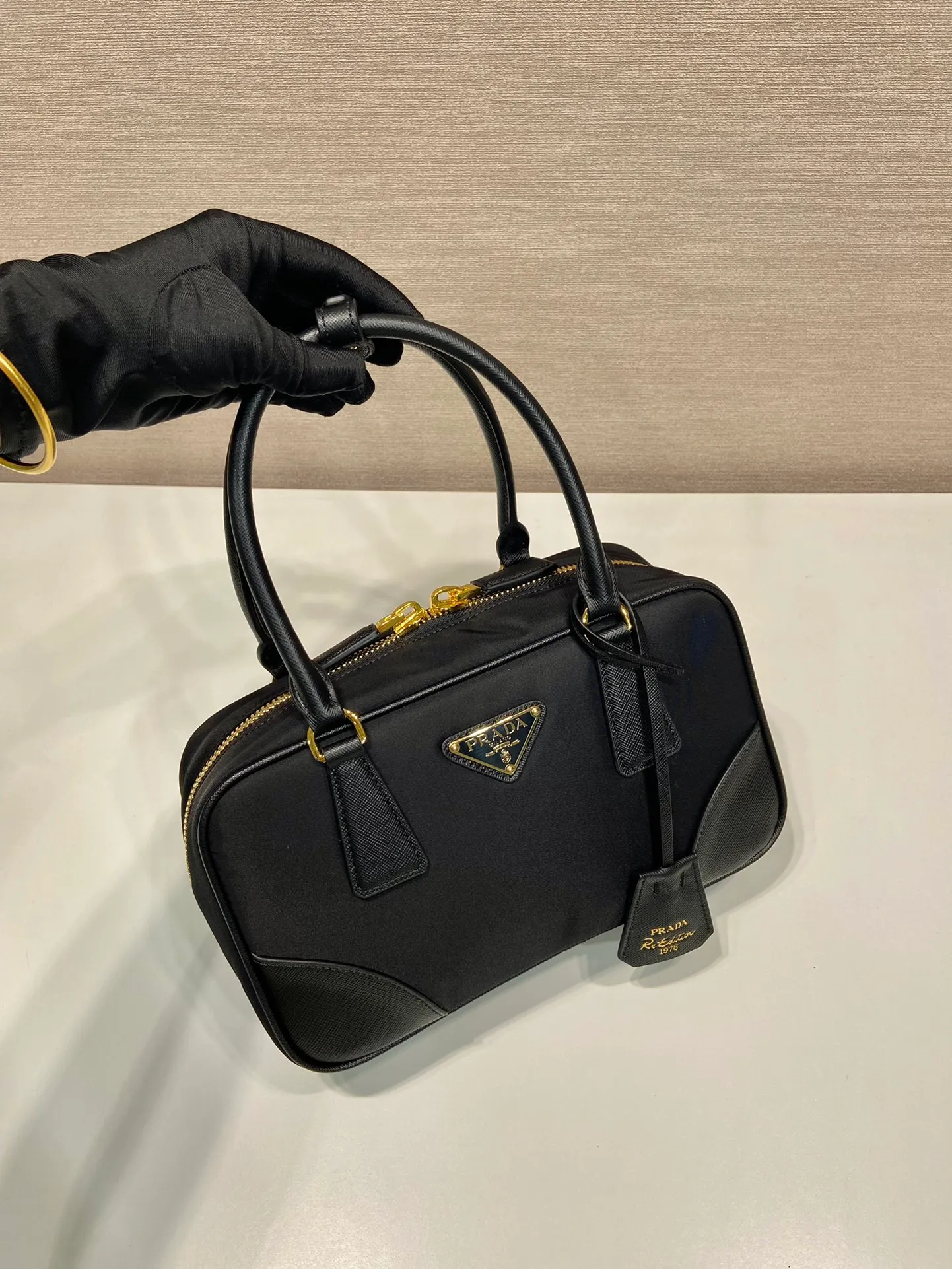 💰1360🎉New second-hand bag🎉1BB121 small🎉🎉 This double handle handbag is made of regenerated nylon, incorporating unique style elements and exquisite Saffiano leather details, completely subverting people's traditional perception of luxury goods. Practical design embellishments and exquisite details add a unique charm. Large capacity, practical and elegant👏Another popular style that will never go out of style🎉🎉 Length 25 height 14.5x bottom 7.5cm👏👏👏🎉🎉🎉