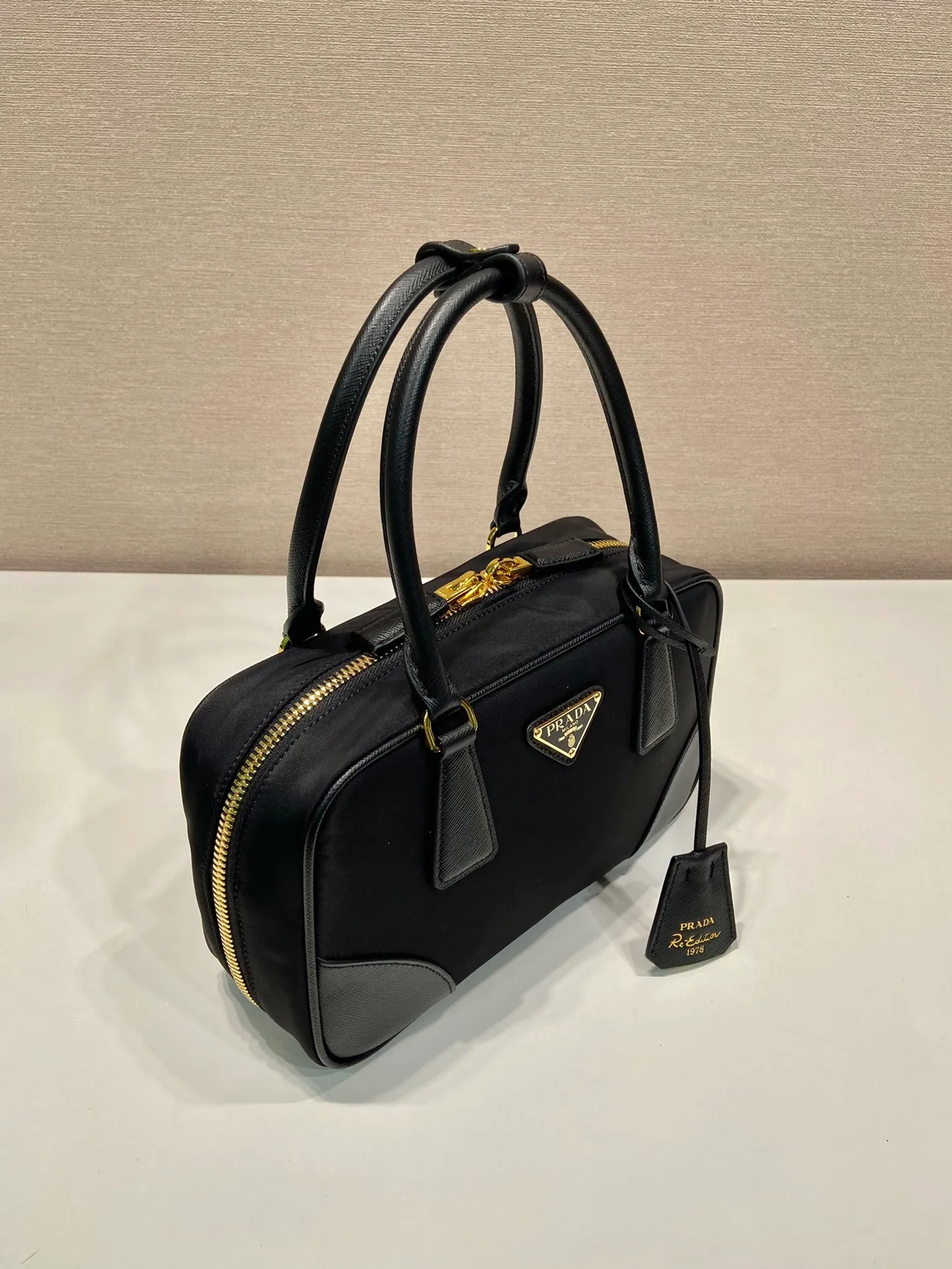 💰1360🎉New second-hand bag🎉1BB121 small🎉🎉 This double handle handbag is made of regenerated nylon, incorporating unique style elements and exquisite Saffiano leather details, completely subverting people's traditional perception of luxury goods. Practical design embellishments and exquisite details add a unique charm. Large capacity, practical and elegant👏Another popular style that will never go out of style🎉🎉 Length 25 height 14.5x bottom 7.5cm👏👏👏🎉🎉🎉