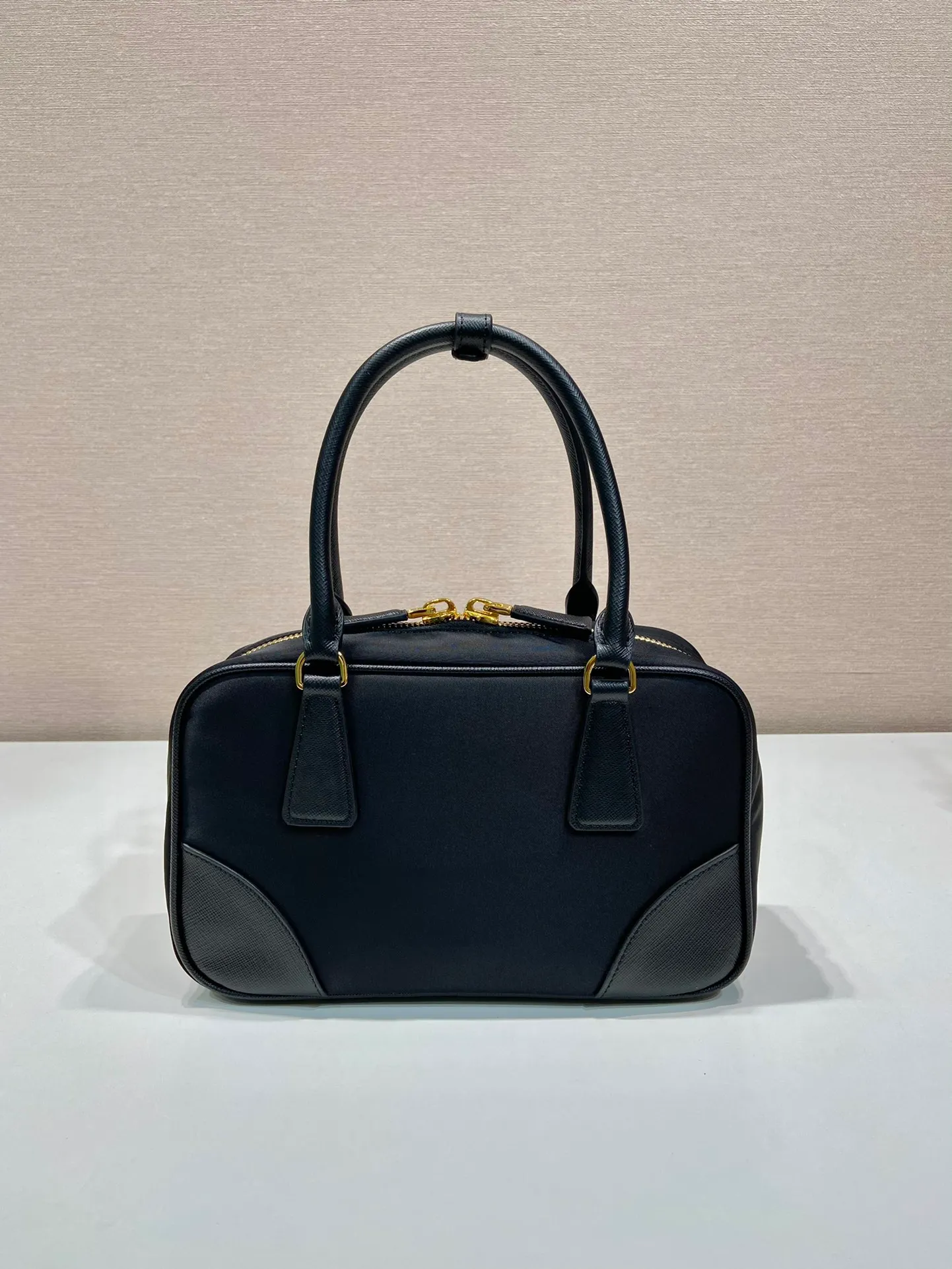 💰1360🎉New second-hand bag🎉1BB121 small🎉🎉 This double handle handbag is made of regenerated nylon, incorporating unique style elements and exquisite Saffiano leather details, completely subverting people's traditional perception of luxury goods. Practical design embellishments and exquisite details add a unique charm. Large capacity, practical and elegant👏Another popular style that will never go out of style🎉🎉 Length 25 height 14.5x bottom 7.5cm👏👏👏🎉🎉🎉