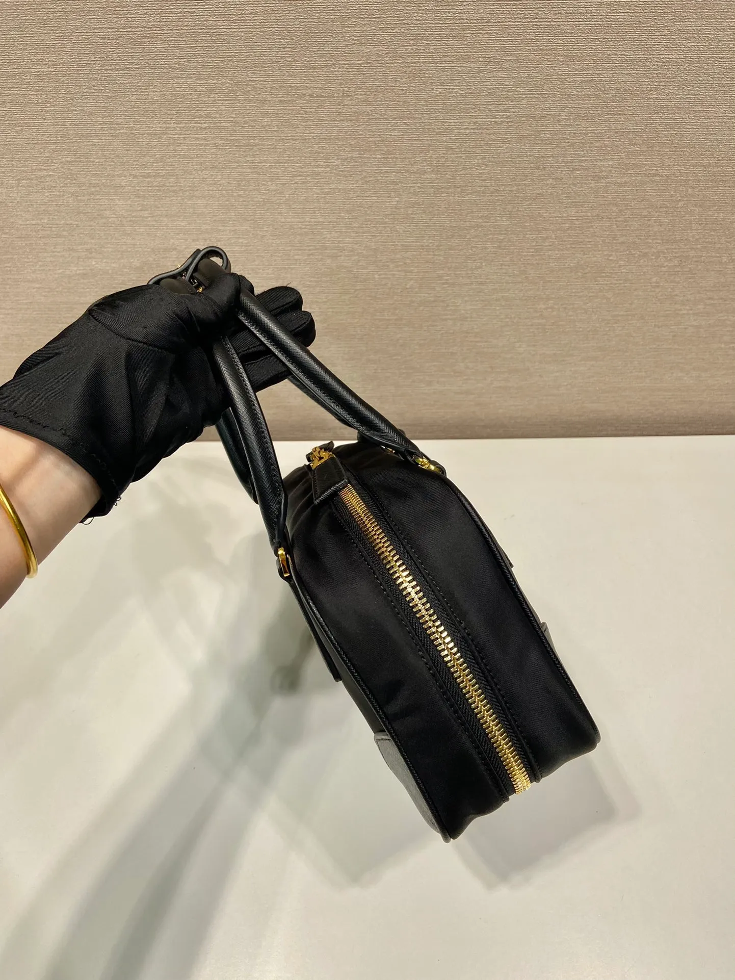 💰1360🎉New second-hand bag🎉1BB121 small🎉🎉 This double handle handbag is made of regenerated nylon, incorporating unique style elements and exquisite Saffiano leather details, completely subverting people's traditional perception of luxury goods. Practical design embellishments and exquisite details add a unique charm. Large capacity, practical and elegant👏Another popular style that will never go out of style🎉🎉 Length 25 height 14.5x bottom 7.5cm👏👏👏🎉🎉🎉