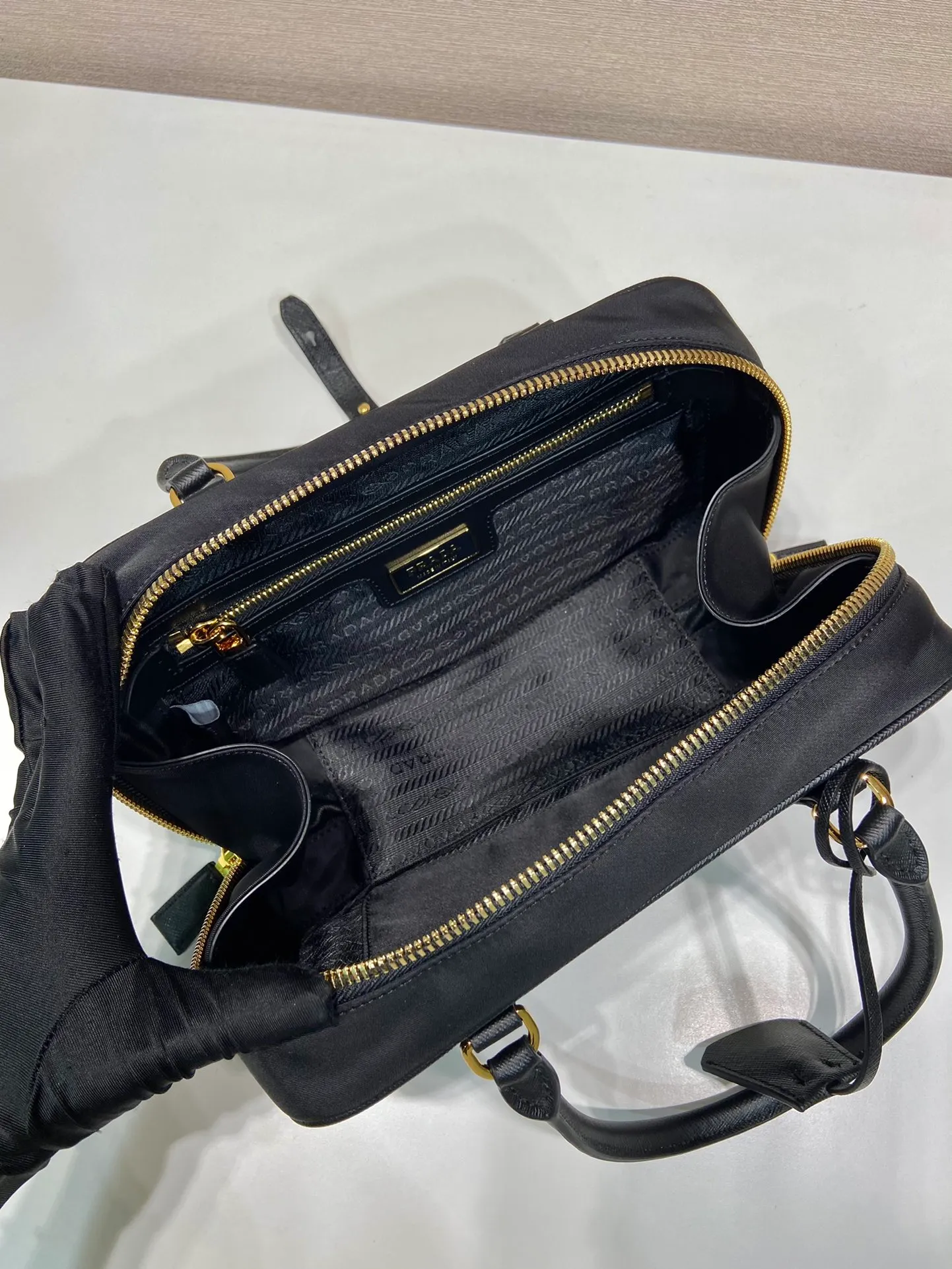 💰1360🎉New second-hand bag🎉1BB121 small🎉🎉 This double handle handbag is made of regenerated nylon, incorporating unique style elements and exquisite Saffiano leather details, completely subverting people's traditional perception of luxury goods. Practical design embellishments and exquisite details add a unique charm. Large capacity, practical and elegant👏Another popular style that will never go out of style🎉🎉 Length 25 height 14.5x bottom 7.5cm👏👏👏🎉🎉🎉
