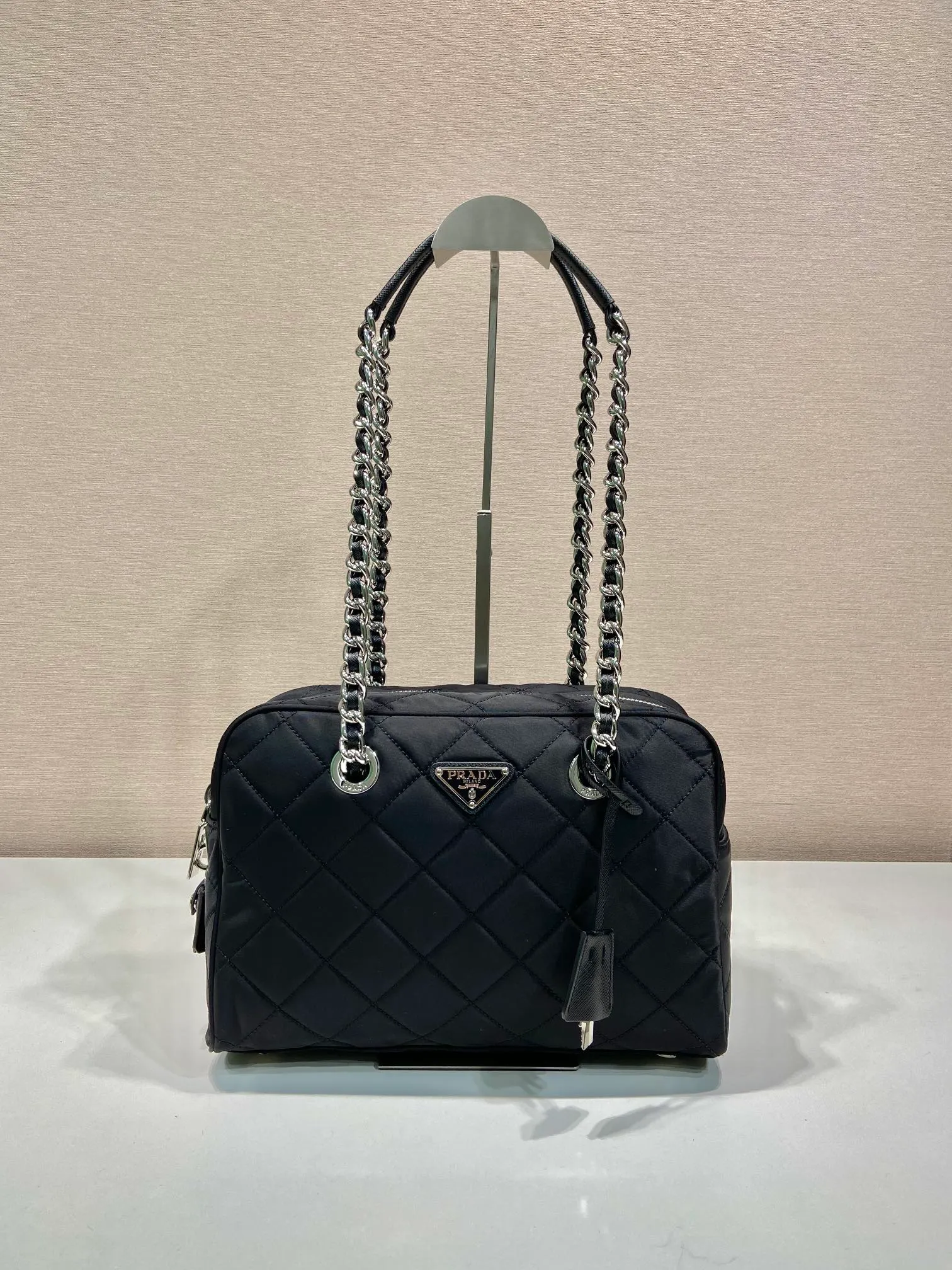 💰1320🎉Second-hand camera bag🎉1BD641 large🎉🎉 This second-hand camera bag is made of imported nylon fabric, white hardware, complex hand-stitched pattern design, equipped with 2 iron bars and a detachable and adjustable long shoulder strap. It can be carried by hand/shoulder/crossbody, and the upper body effect is cool and good-looking😝Simple, casual and fashionable, for babies. Hurry up and get it🎉🎉 Length 30x Height 21x Bottom 11cm🎉🎉🎉🎉