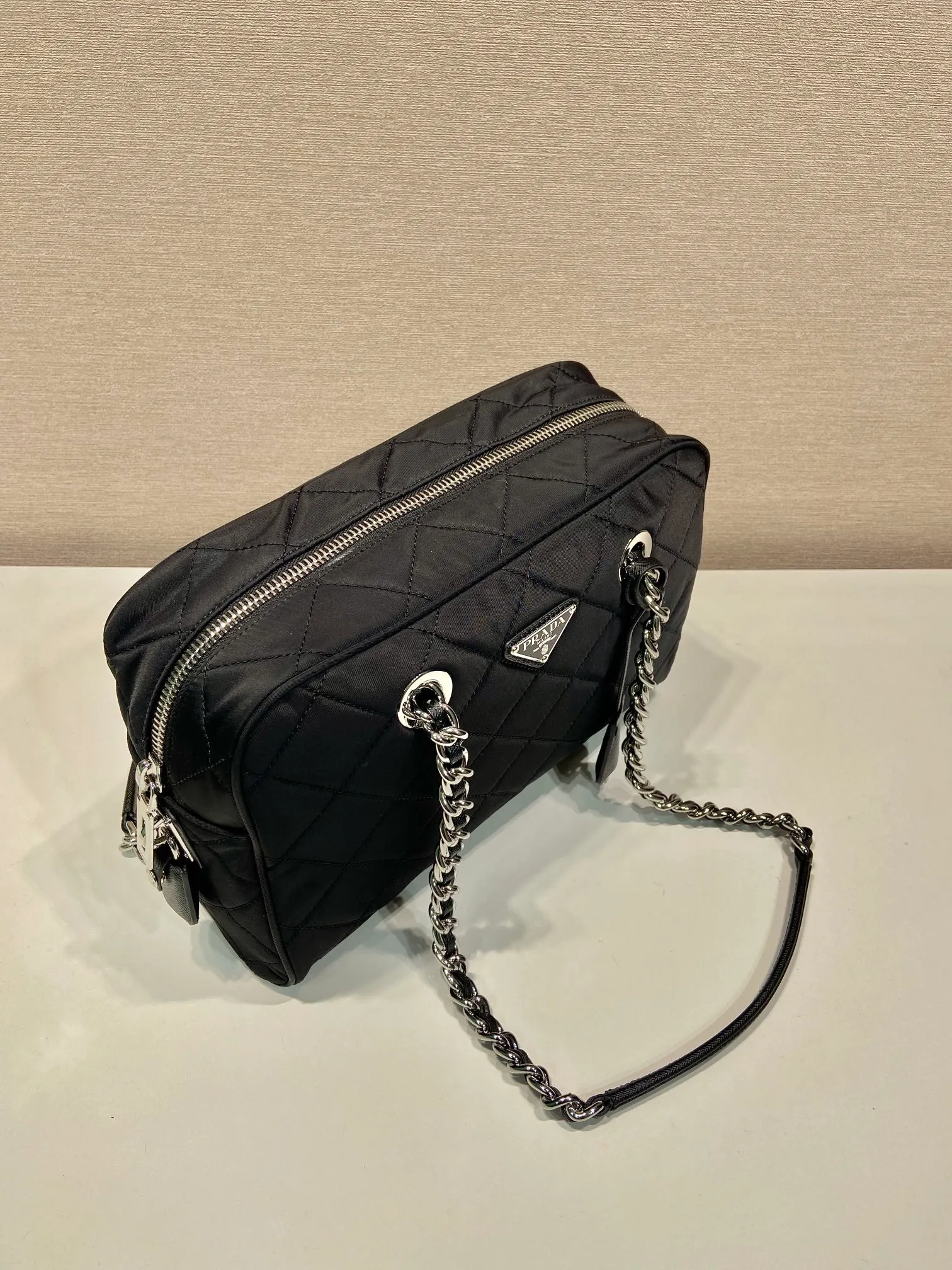 💰1320🎉Second-hand camera bag🎉1BD641 large🎉🎉 This second-hand camera bag is made of imported nylon fabric, white hardware, complex hand-stitched pattern design, equipped with 2 iron bars and a detachable and adjustable long shoulder strap. It can be carried by hand/shoulder/crossbody, and the upper body effect is cool and good-looking😝Simple, casual and fashionable, for babies. Hurry up and get it🎉🎉 Length 30x Height 21x Bottom 11cm🎉🎉🎉🎉