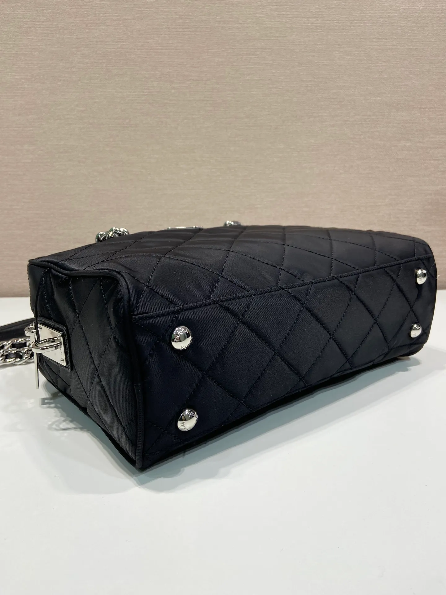 💰1320🎉Second-hand camera bag🎉1BD641 large🎉🎉 This second-hand camera bag is made of imported nylon fabric, white hardware, complex hand-stitched pattern design, equipped with 2 iron bars and a detachable and adjustable long shoulder strap. It can be carried by hand/shoulder/crossbody, and the upper body effect is cool and good-looking😝Simple, casual and fashionable, for babies. Hurry up and get it🎉🎉 Length 30x Height 21x Bottom 11cm🎉🎉🎉🎉
