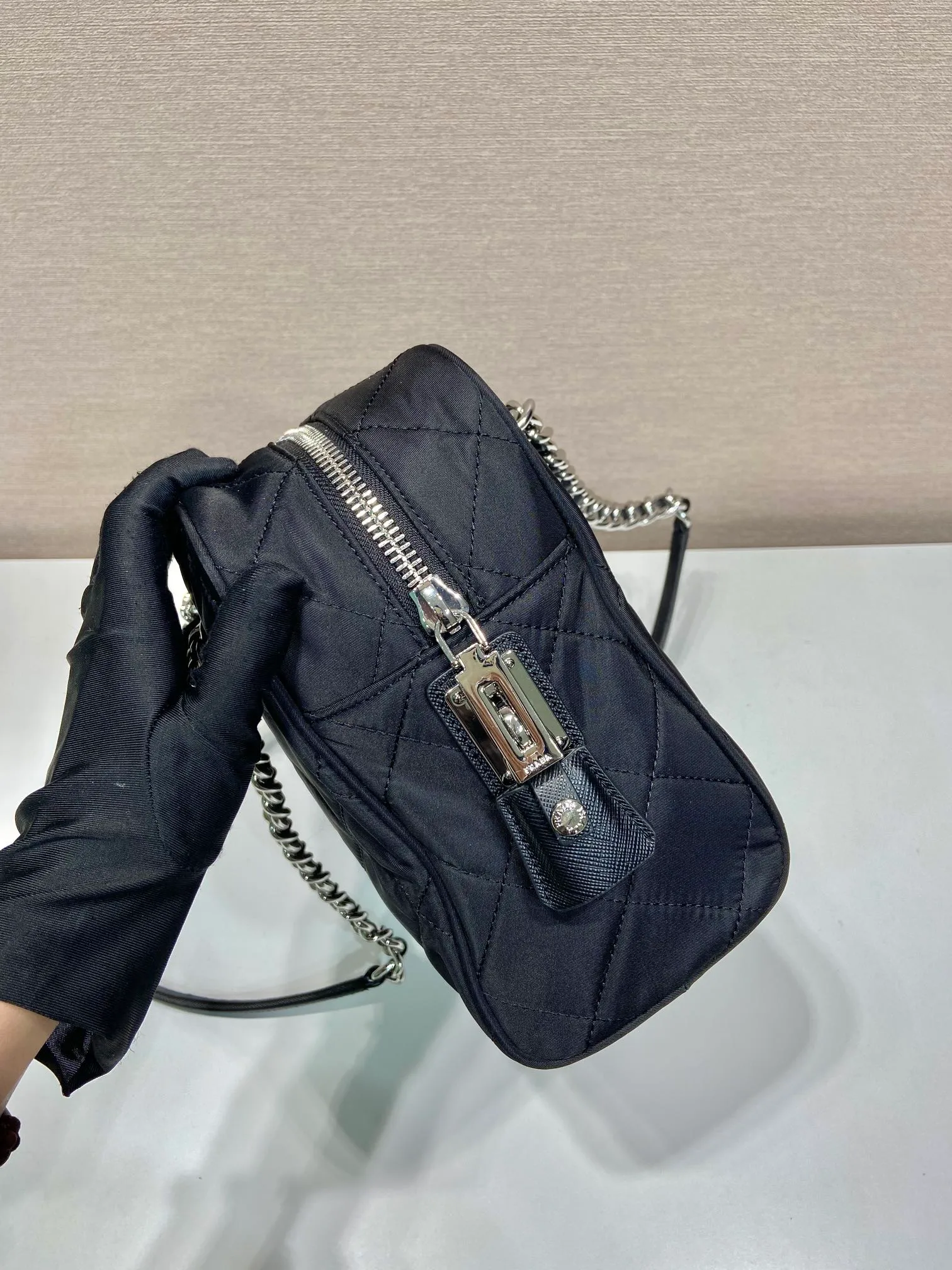 💰1320🎉Second-hand camera bag🎉1BD641 large🎉🎉 This second-hand camera bag is made of imported nylon fabric, white hardware, complex hand-stitched pattern design, equipped with 2 iron bars and a detachable and adjustable long shoulder strap. It can be carried by hand/shoulder/crossbody, and the upper body effect is cool and good-looking😝Simple, casual and fashionable, for babies. Hurry up and get it🎉🎉 Length 30x Height 21x Bottom 11cm🎉🎉🎉🎉