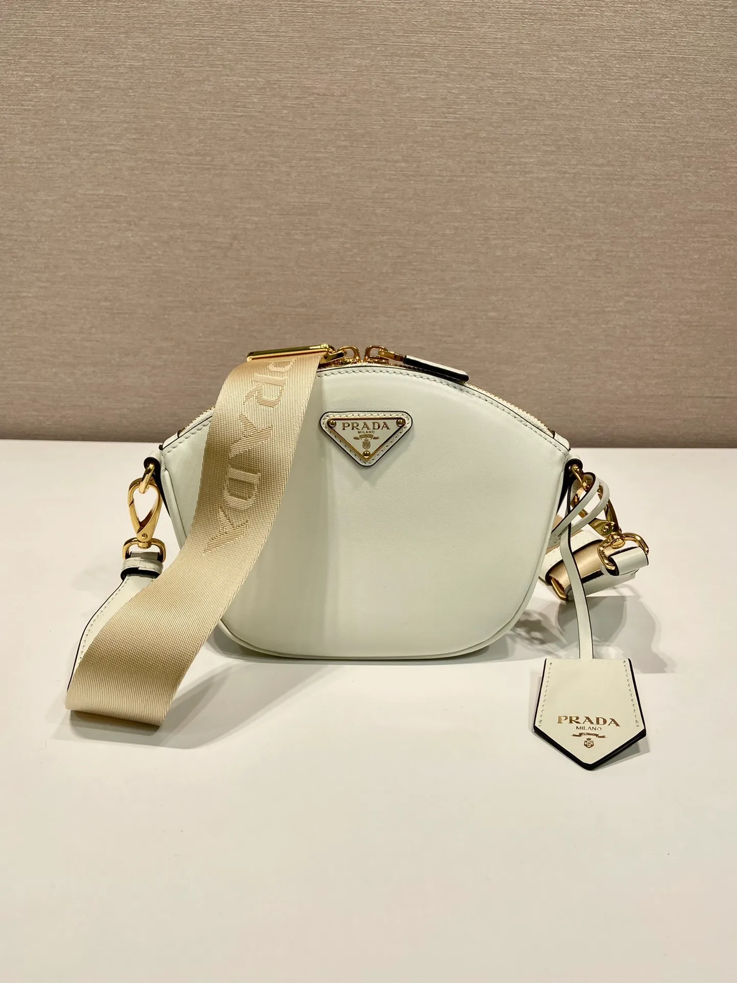 💰1300🎉New shoulder bag🎉1BH212🎉🎉 This leather mini handbag shows contemporary charm. It is made of imported calfskin, practical yet elegant, and full of casual personality. It is equipped with a detachable and adjustable long shoulder strap and a detachable leather key ring. It has a large capacity and a practical and casual upper body effect🎉🎉Babies, hurry up and get it🎉🎉 Length 18x height 15x base 8cm🎉🎉🎉👏👏👏