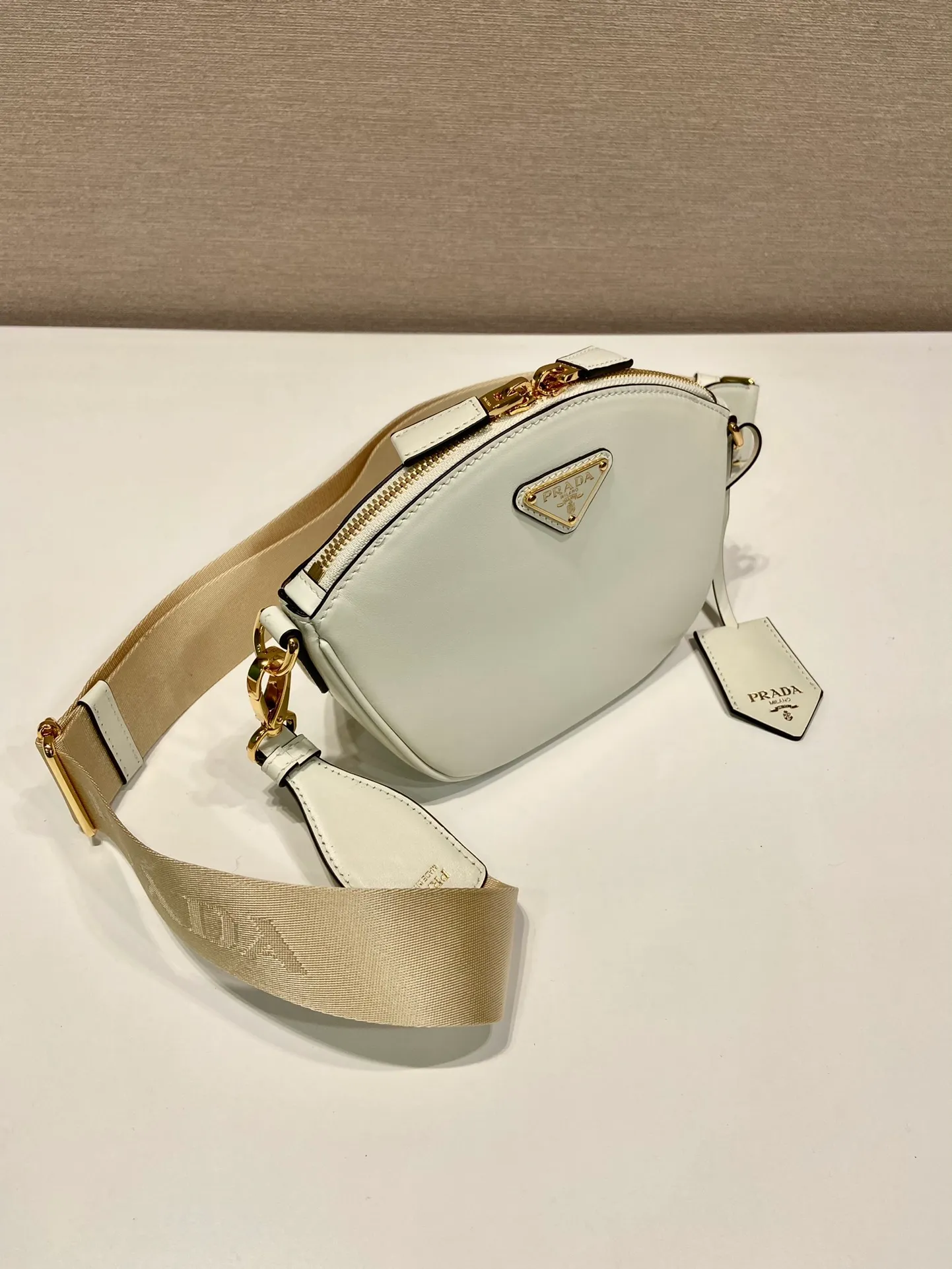 💰1300🎉New shoulder bag🎉1BH212🎉🎉 This leather mini handbag shows contemporary charm. It is made of imported calfskin, practical yet elegant, and full of casual personality. It is equipped with a detachable and adjustable long shoulder strap and a detachable leather key ring. It has a large capacity and a practical and casual upper body effect🎉🎉Babies, hurry up and get it🎉🎉 Length 18x height 15x base 8cm🎉🎉🎉👏👏👏