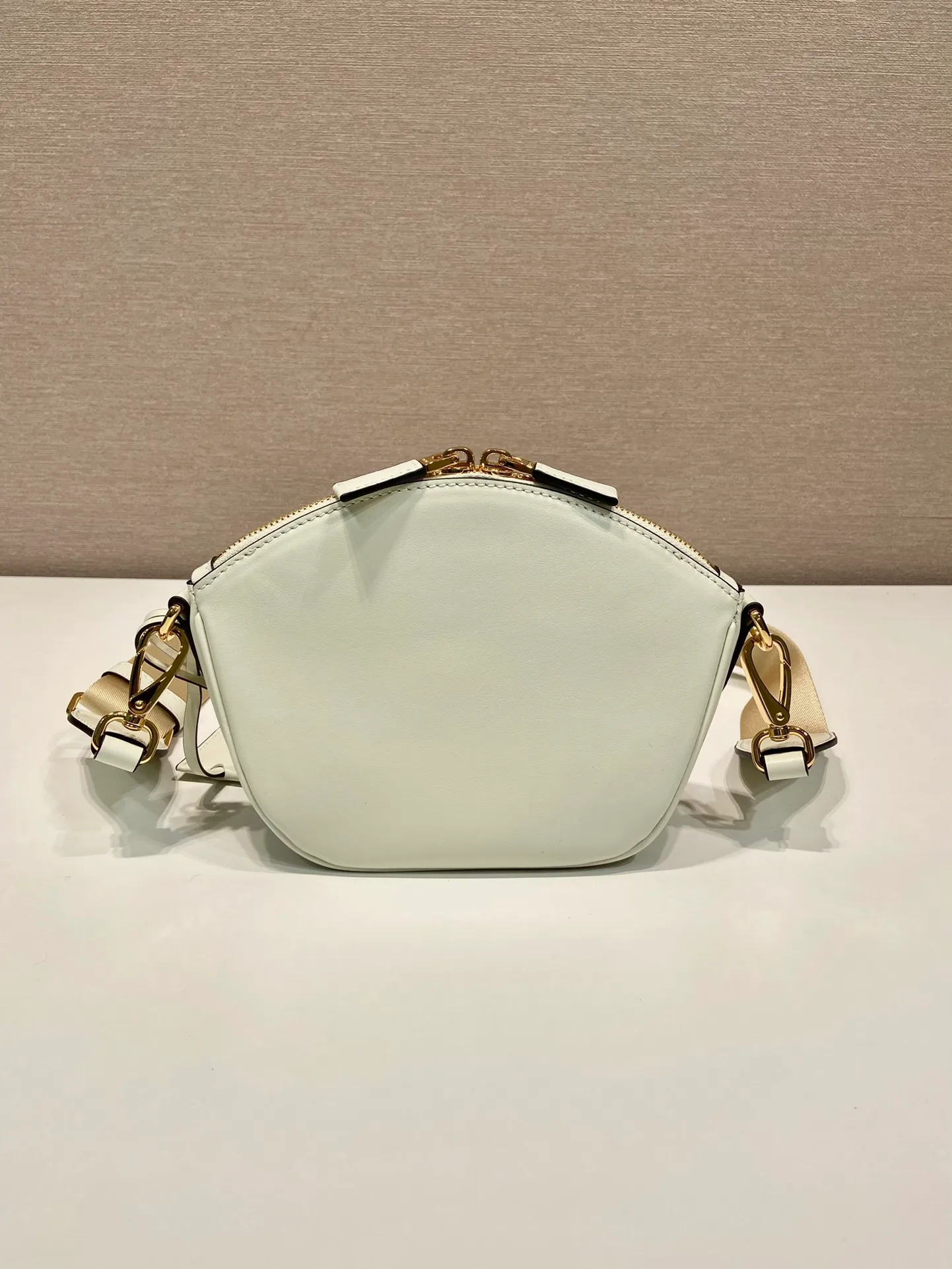 💰1300🎉New shoulder bag🎉1BH212🎉🎉 This leather mini handbag shows contemporary charm. It is made of imported calfskin, practical yet elegant, and full of casual personality. It is equipped with a detachable and adjustable long shoulder strap and a detachable leather key ring. It has a large capacity and a practical and casual upper body effect🎉🎉Babies, hurry up and get it🎉🎉 Length 18x height 15x base 8cm🎉🎉🎉👏👏👏