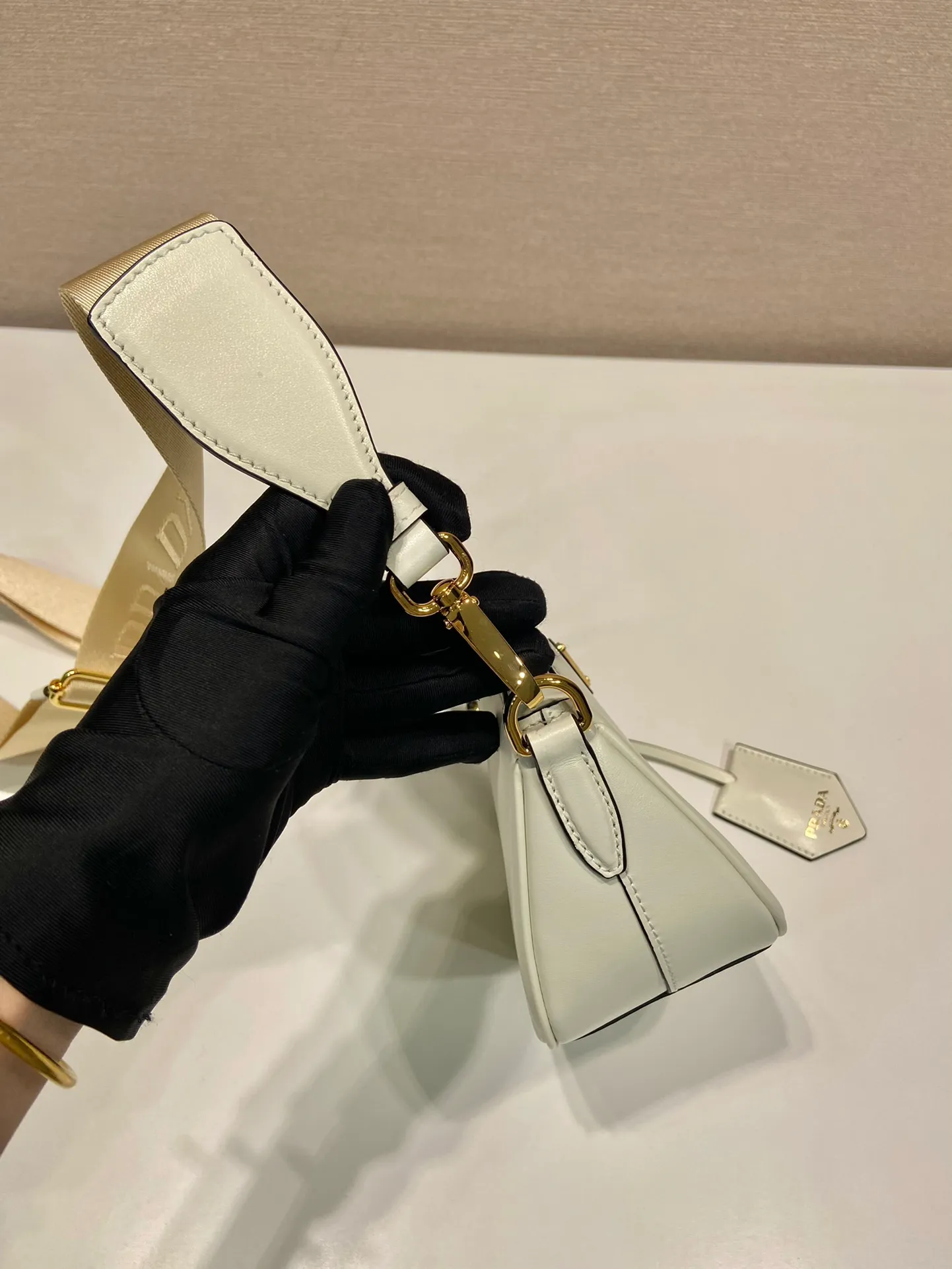 💰1300🎉New shoulder bag🎉1BH212🎉🎉 This leather mini handbag shows contemporary charm. It is made of imported calfskin, practical yet elegant, and full of casual personality. It is equipped with a detachable and adjustable long shoulder strap and a detachable leather key ring. It has a large capacity and a practical and casual upper body effect🎉🎉Babies, hurry up and get it🎉🎉 Length 18x height 15x base 8cm🎉🎉🎉👏👏👏