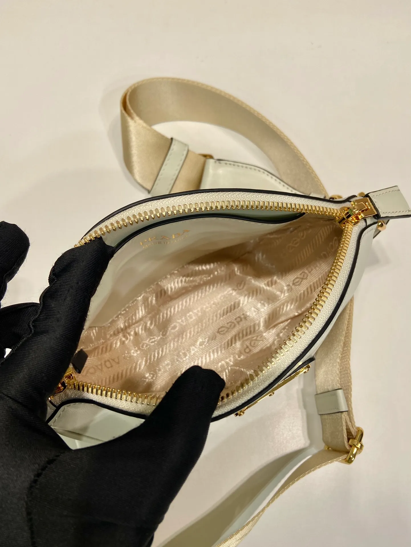 💰1300🎉New shoulder bag🎉1BH212🎉🎉 This leather mini handbag shows contemporary charm. It is made of imported calfskin, practical yet elegant, and full of casual personality. It is equipped with a detachable and adjustable long shoulder strap and a detachable leather key ring. It has a large capacity and a practical and casual upper body effect🎉🎉Babies, hurry up and get it🎉🎉 Length 18x height 15x base 8cm🎉🎉🎉👏👏👏