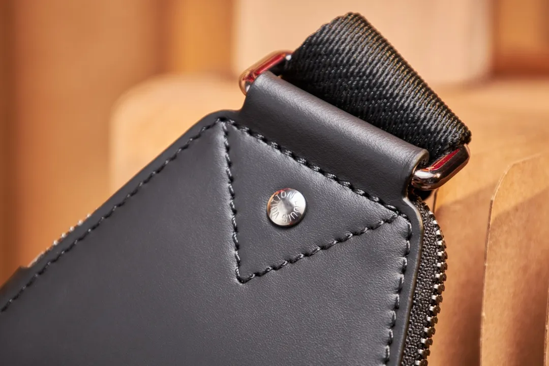 P¥720👉nfc163C01 dynamic chip version👈【Top inspection-free all-steel hardware】m47137 This avenue small shoulder bag chest bag 16 x 33 x 5.7 cm (length x height x width) Work details: For reference