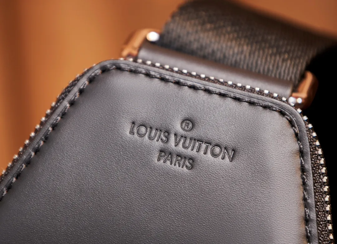 P¥720👉nfc163C01 dynamic chip version👈【Top inspection-free all-steel hardware】m47137 This avenue small shoulder bag chest bag 16 x 33 x 5.7 cm (length x height x width) Work details: For reference
