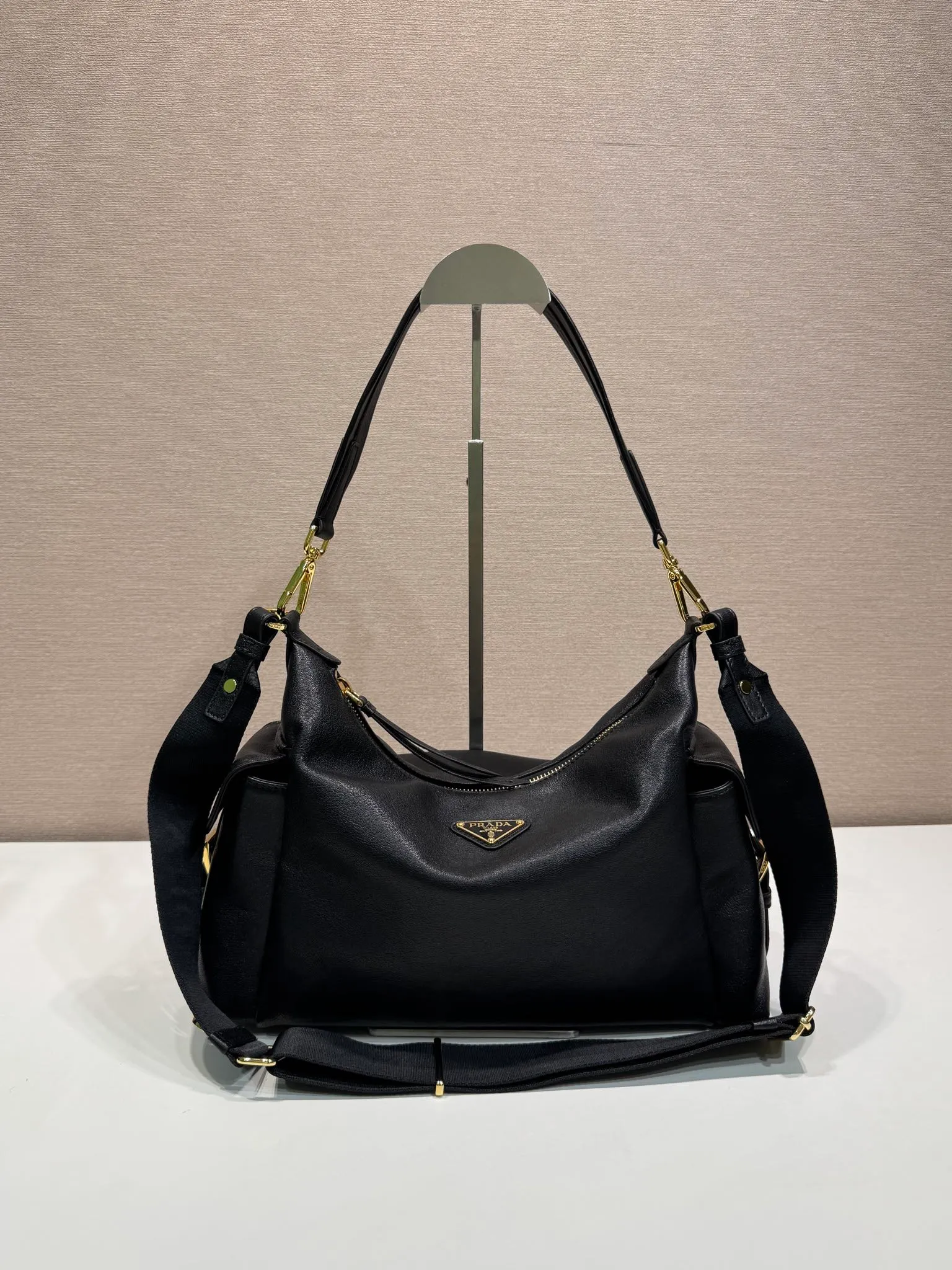 💰1700🎉New Sheepskin🎉1BC264 Discovery Bag🎉🎉 This Discovery Bag is made of imported vegetable soft sheepskin, with a soft outline and multiple pockets. Lightweight and practical, the Re-Nylon emphasizes the design's versatile style, while leather details and signature accents reflect the P family's handcrafted heritage. It comes with 2 removable, adjustable shoulder straps. The capacity is large and the upper body effect is very fashionable. Another hit that will never go out of style. Worth having! 🎉🎉 Length 32x Height 22x Bottom 11.5cm🎉🎉🎉💰💰💰