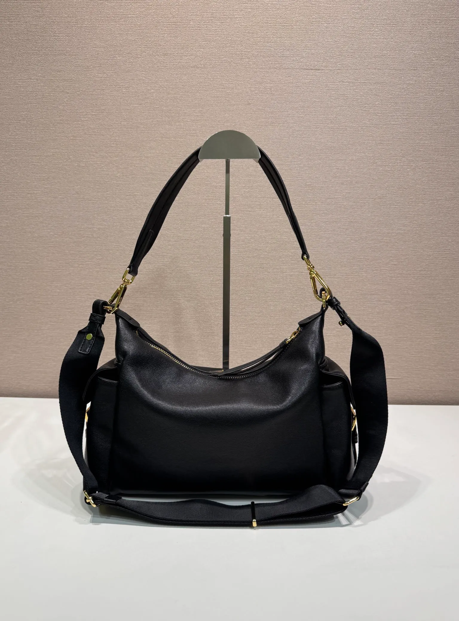 💰1700🎉New Sheepskin🎉1BC264 Discovery Bag🎉🎉 This Discovery Bag is made of imported vegetable soft sheepskin, with a soft outline and multiple pockets. Lightweight and practical, the Re-Nylon emphasizes the design's versatile style, while leather details and signature accents reflect the P family's handcrafted heritage. It comes with 2 removable, adjustable shoulder straps. The capacity is large and the upper body effect is very fashionable. Another hit that will never go out of style. Worth having! 🎉🎉 Length 32x Height 22x Bottom 11.5cm🎉🎉🎉💰💰💰