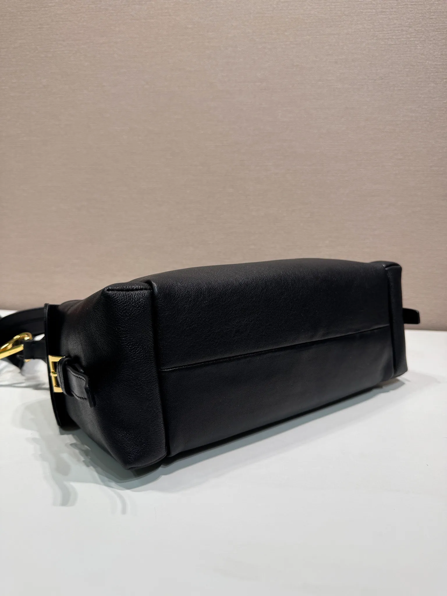 💰1700🎉New Sheepskin🎉1BC264 Discovery Bag🎉🎉 This Discovery Bag is made of imported vegetable soft sheepskin, with a soft outline and multiple pockets. Lightweight and practical, the Re-Nylon emphasizes the design's versatile style, while leather details and signature accents reflect the P family's handcrafted heritage. It comes with 2 removable, adjustable shoulder straps. The capacity is large and the upper body effect is very fashionable. Another hit that will never go out of style. Worth having! 🎉🎉 Length 32x Height 22x Bottom 11.5cm🎉🎉🎉💰💰💰