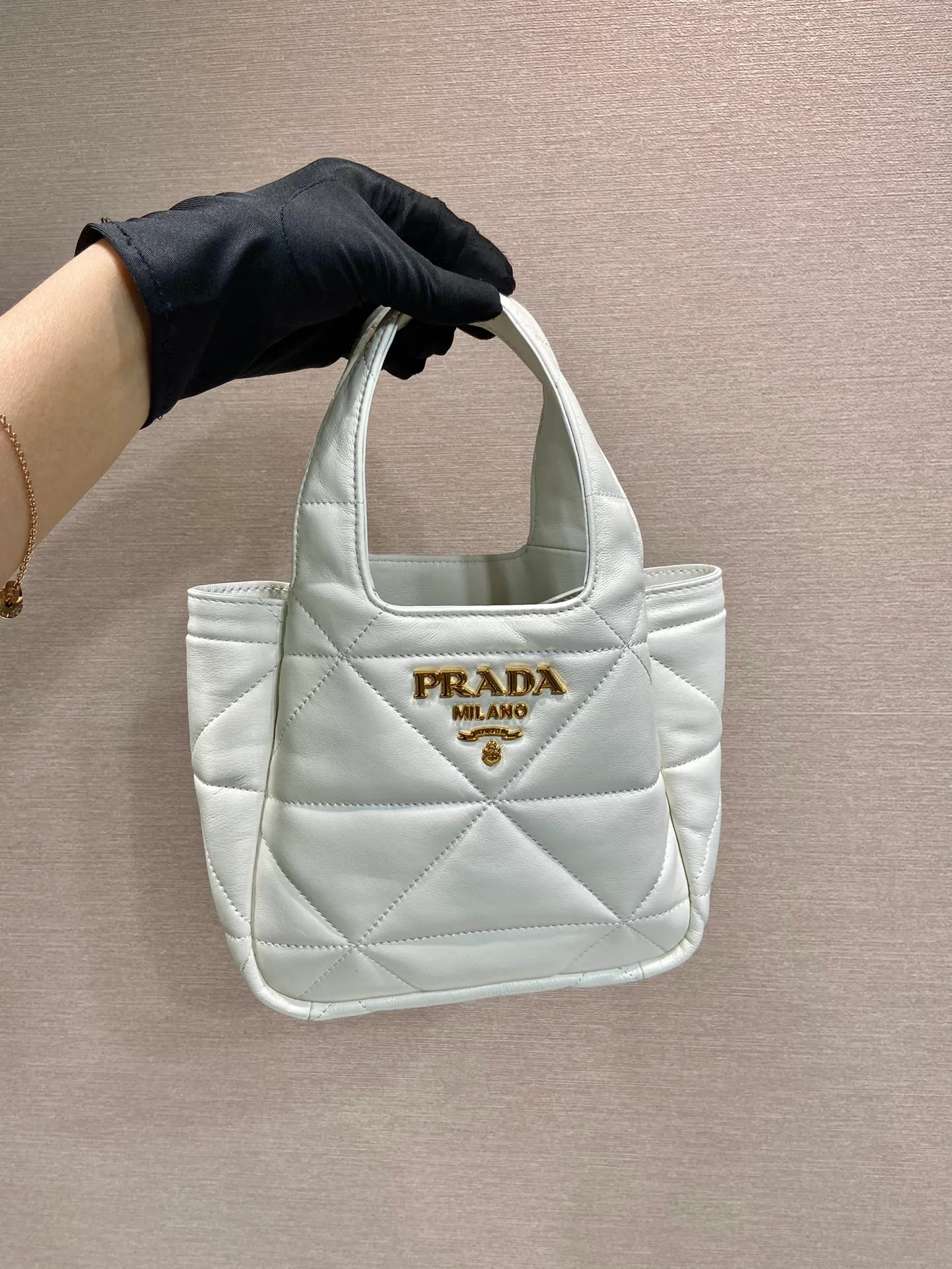 💰1520🎉mini diamond vegetable basket🎉1BG451🎉🎉mini size😘😘 This mini rhombus vegetable basket is made of imported lambskin and has a complex hand-stitched rhombus design. It has many layers and feels very soft/lightweight. The classic mini is good-looking and easy to use👏👏. The upper body effect is cute and cute. It’s so beautiful. Limited edition/hot-selling model at the counter. Hurry up and get it🎉🎉 Length 18x height 16x bottom 10cm🎉🎉🎉👏👏👏