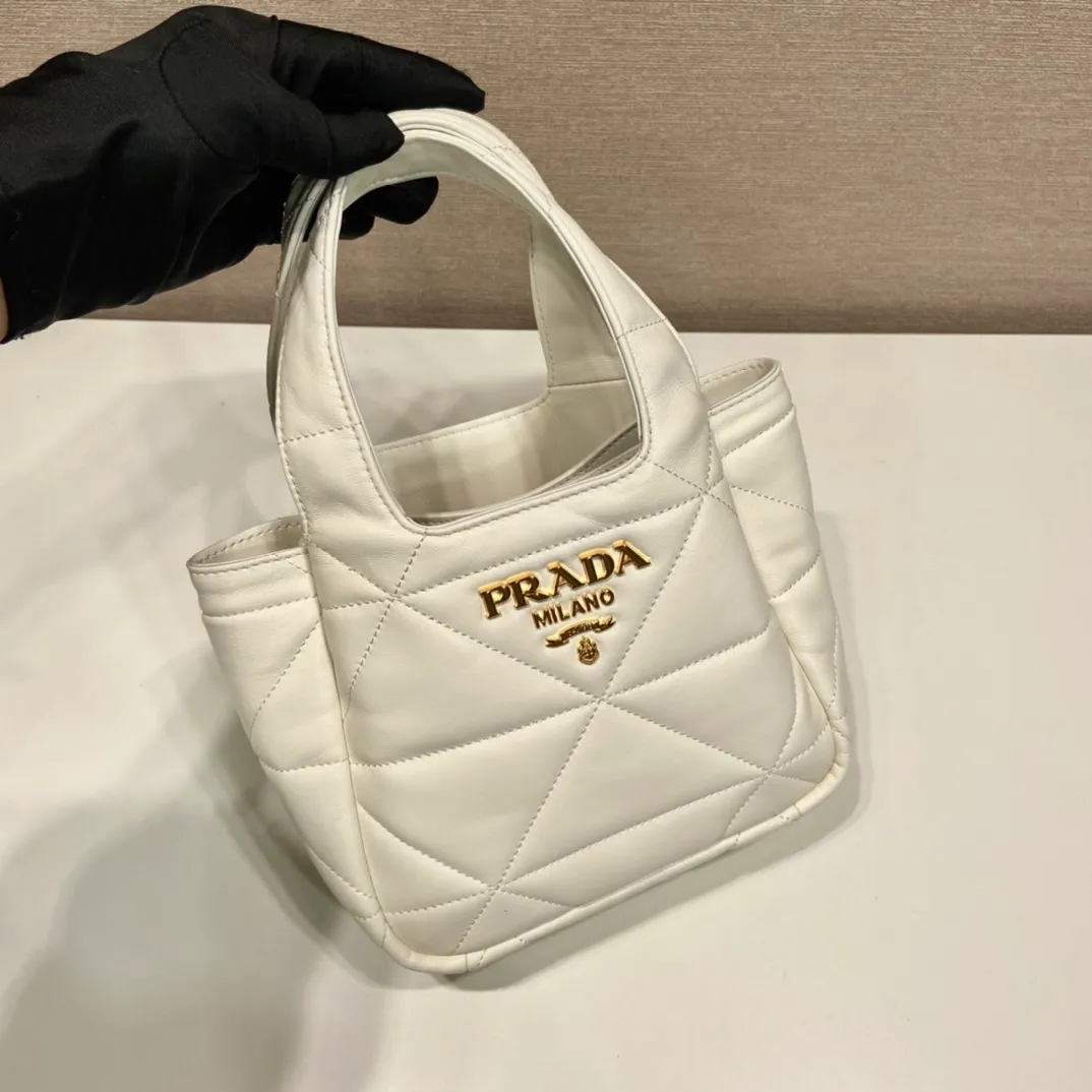 💰1520🎉mini diamond vegetable basket🎉1BG451🎉🎉mini size😘😘 This mini rhombus vegetable basket is made of imported lambskin and has a complex hand-stitched rhombus design. It has many layers and feels very soft/lightweight. The classic mini is good-looking and easy to use👏👏. The upper body effect is cute and cute. It’s so beautiful. Limited edition/hot-selling model at the counter. Hurry up and get it🎉🎉 Length 18x height 16x bottom 10cm🎉🎉🎉👏👏👏