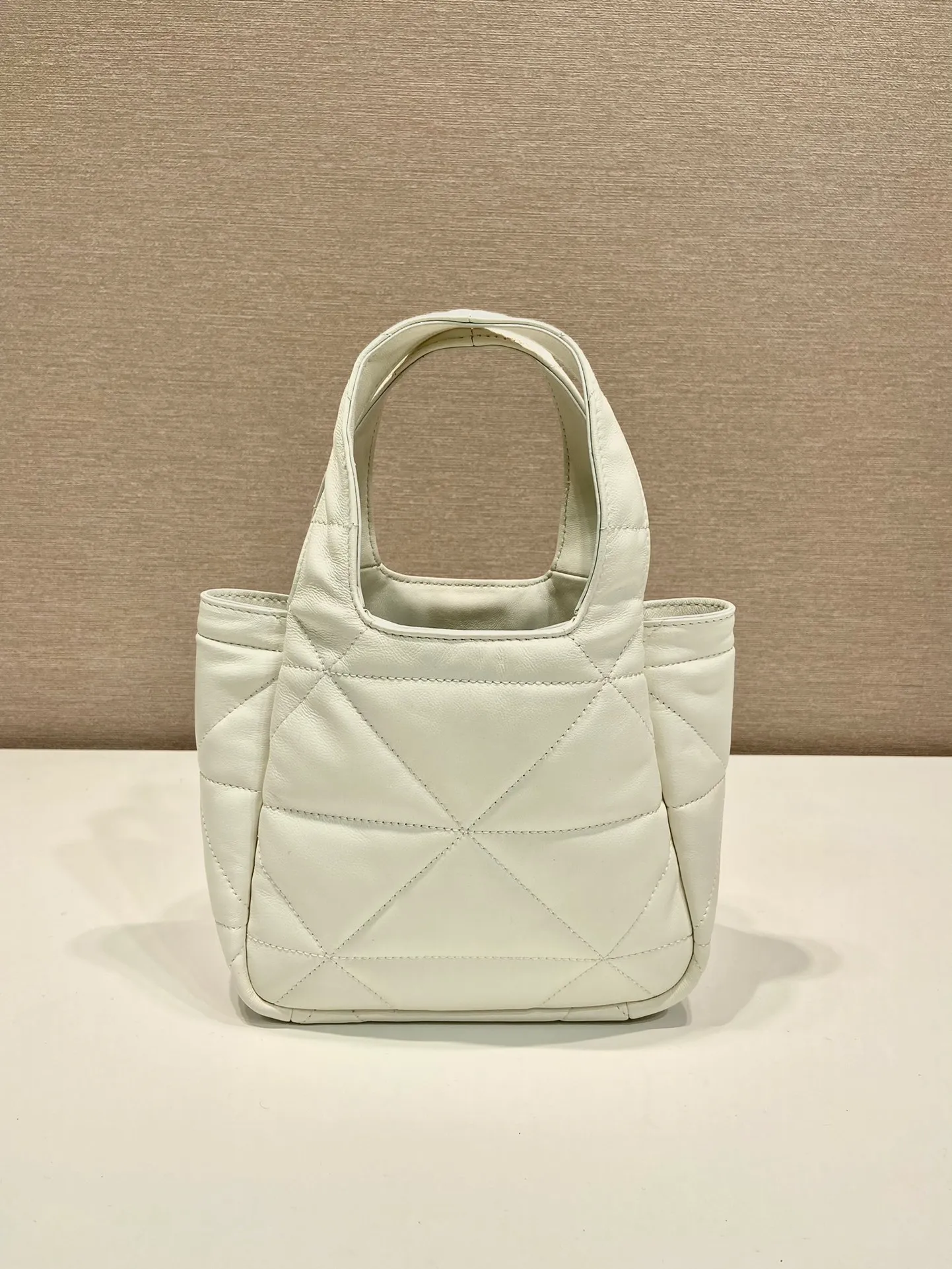 💰1520🎉mini diamond vegetable basket🎉1BG451🎉🎉mini size😘😘 This mini rhombus vegetable basket is made of imported lambskin and has a complex hand-stitched rhombus design. It has many layers and feels very soft/lightweight. The classic mini is good-looking and easy to use👏👏. The upper body effect is cute and cute. It’s so beautiful. Limited edition/hot-selling model at the counter. Hurry up and get it🎉🎉 Length 18x height 16x bottom 10cm🎉🎉🎉👏👏👏