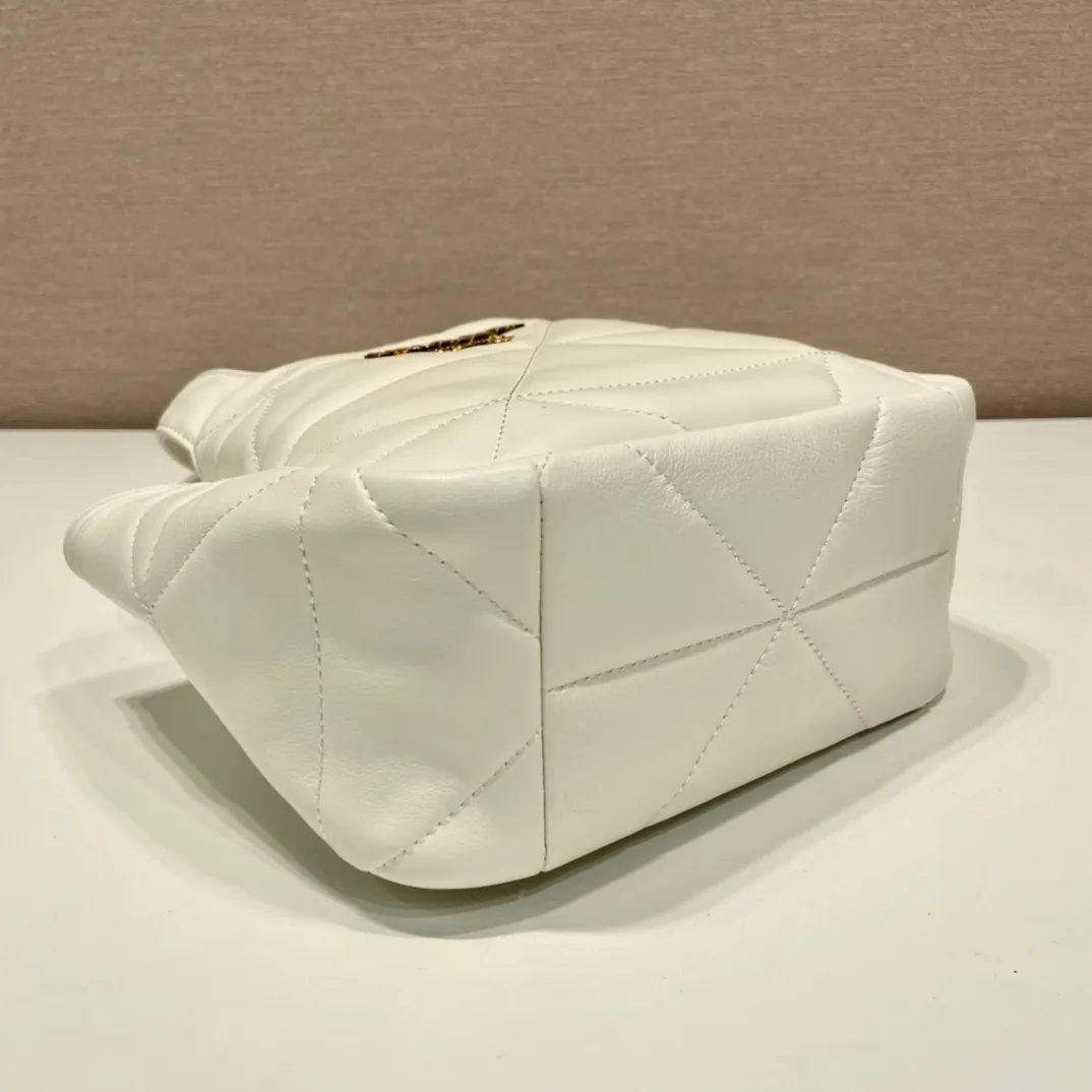 💰1520🎉mini diamond vegetable basket🎉1BG451🎉🎉mini size😘😘 This mini rhombus vegetable basket is made of imported lambskin and has a complex hand-stitched rhombus design. It has many layers and feels very soft/lightweight. The classic mini is good-looking and easy to use👏👏. The upper body effect is cute and cute. It’s so beautiful. Limited edition/hot-selling model at the counter. Hurry up and get it🎉🎉 Length 18x height 16x bottom 10cm🎉🎉🎉👏👏👏