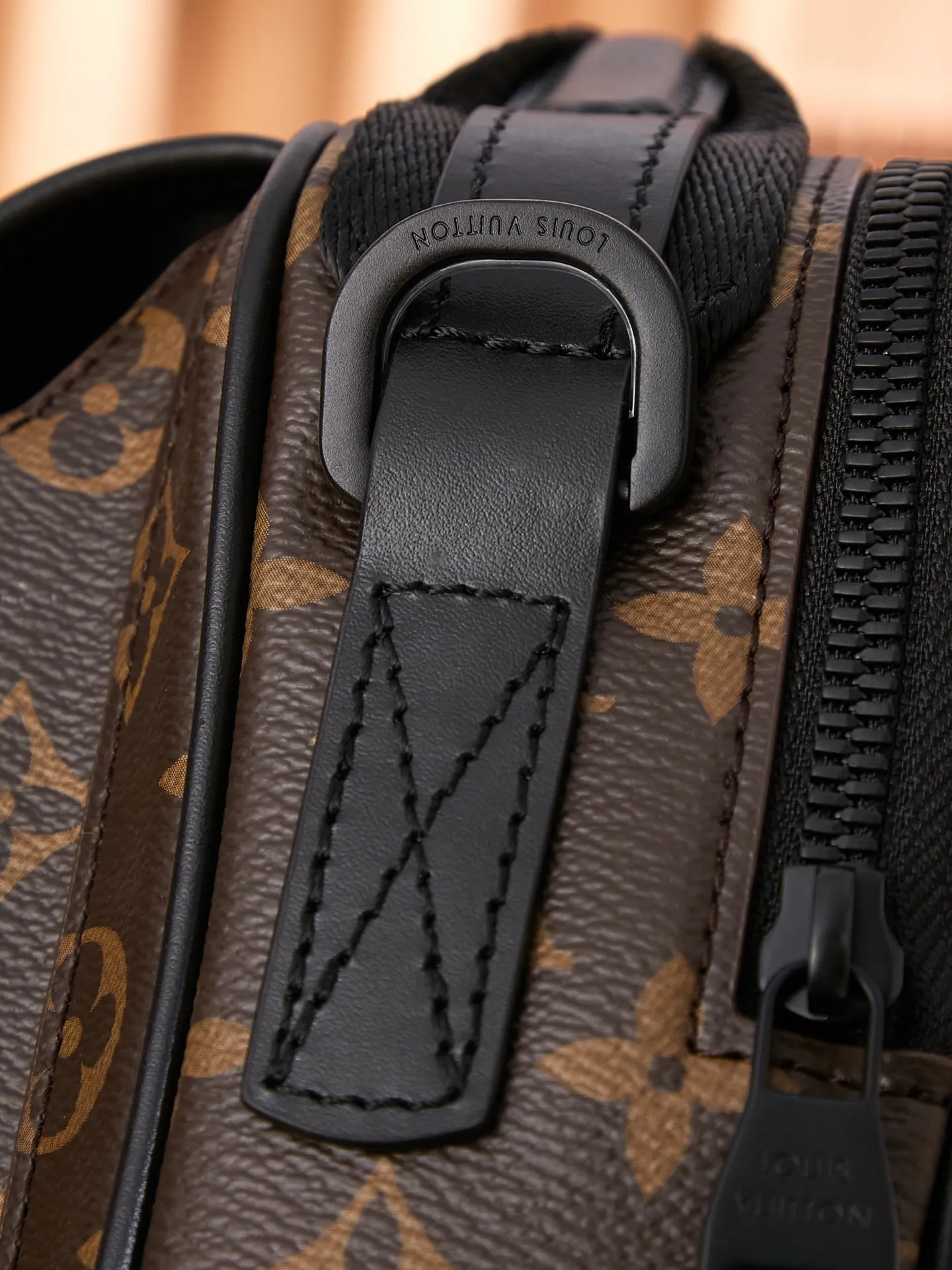P¥800👉nfc dynamic chip version👈[Top-level inspection-free all-steel hardware] This Quest messenger bag Model: M46973; Size: 18x18x10CM Work details: For reference