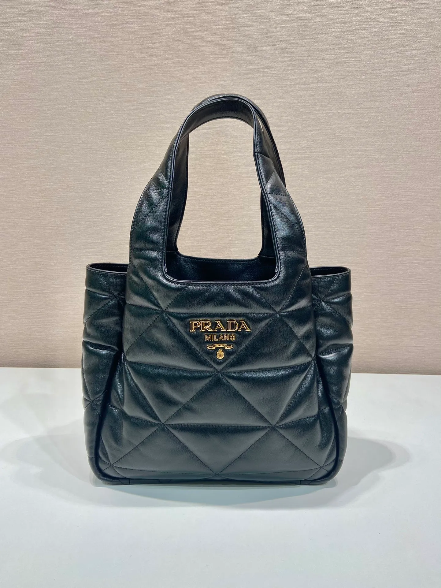💰1760🎉New shopping bag🎉1BG335 new medium size🎉Shopping bag/tramp bag🎉🎉 This medium-sized shopping bag is made of imported sheepskin with complex hand-stitched rhombus. It feels super soft👍. It has extra large space/many compartments. It is lightweight and very practical. This medium size is the most loved by the public. I love it so much. It is light and practical. If you like babies, hurry up and buy it.🎉🎉 Length 25x Height 21.5x Bottom 14cm